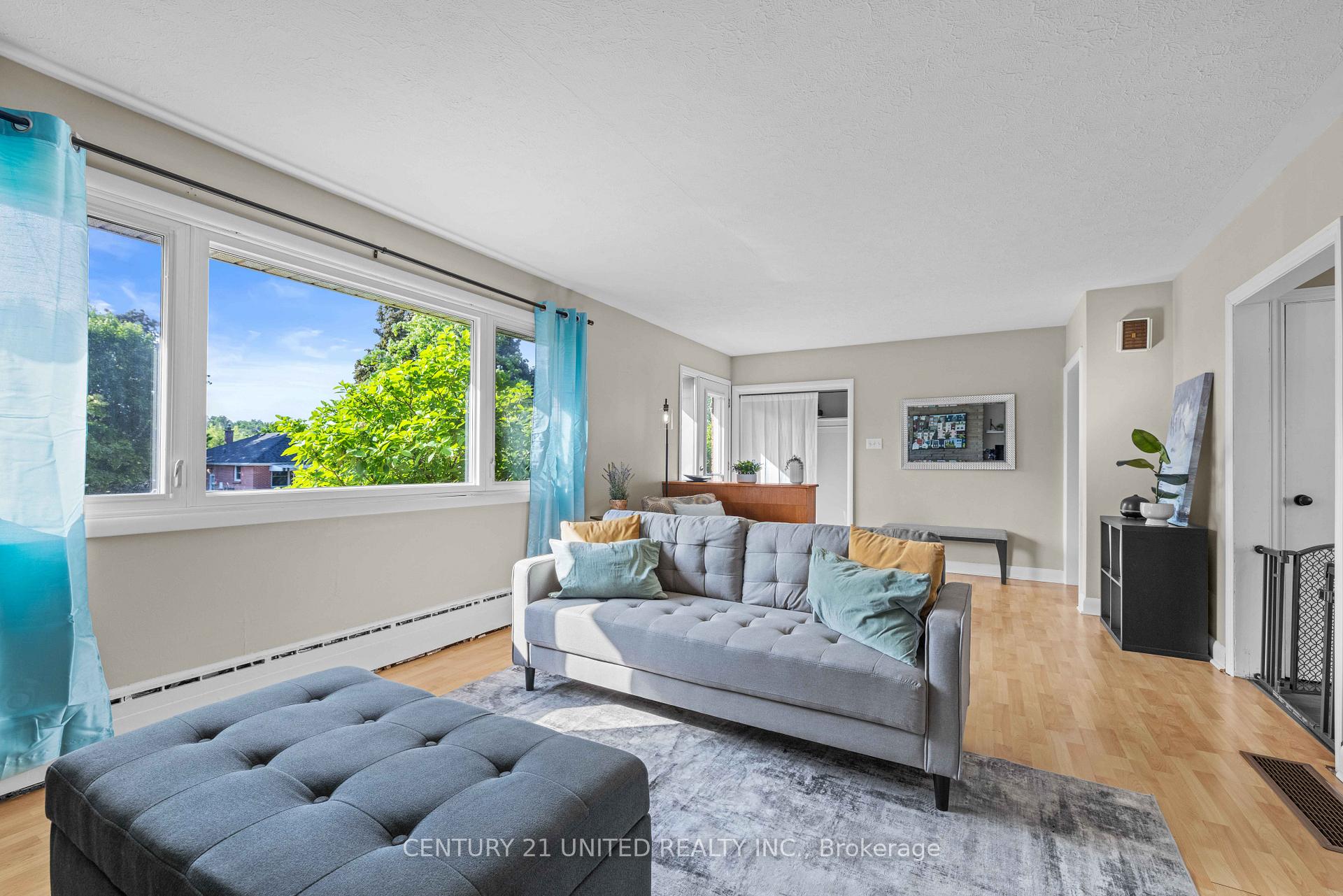 Photo 5 of 1056 Glebemount Crescent, Peterborough, Northcrest Ward 5 — HOMEH