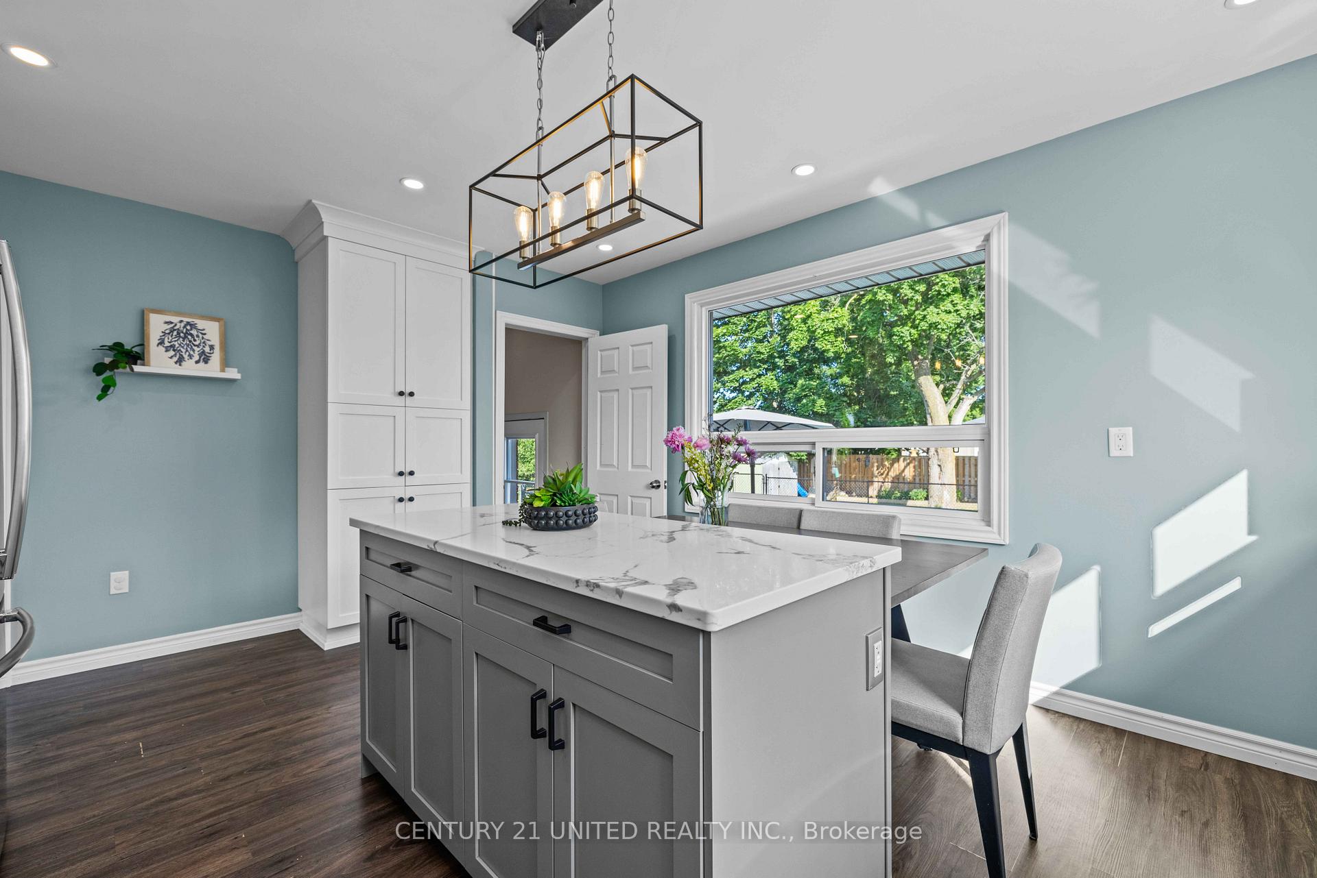 Photo 8 of 1056 Glebemount Crescent, Peterborough, Northcrest Ward 5 — HOMEH