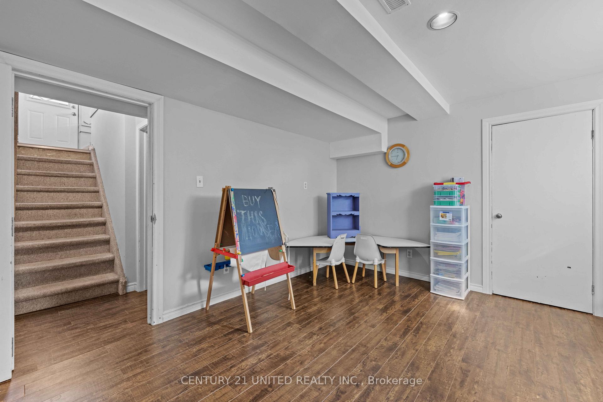 Photo 18 of 1056 Glebemount Crescent, Peterborough, Northcrest Ward 5 — HOMEH