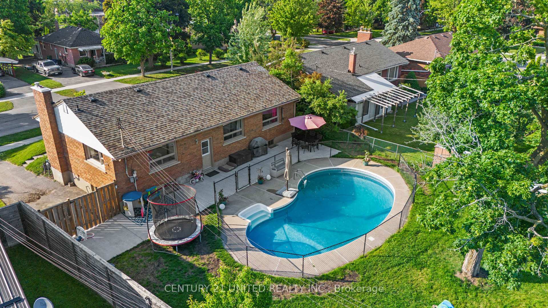 Photo 25 of 1056 Glebemount Crescent, Peterborough, Northcrest Ward 5 — HOMEH