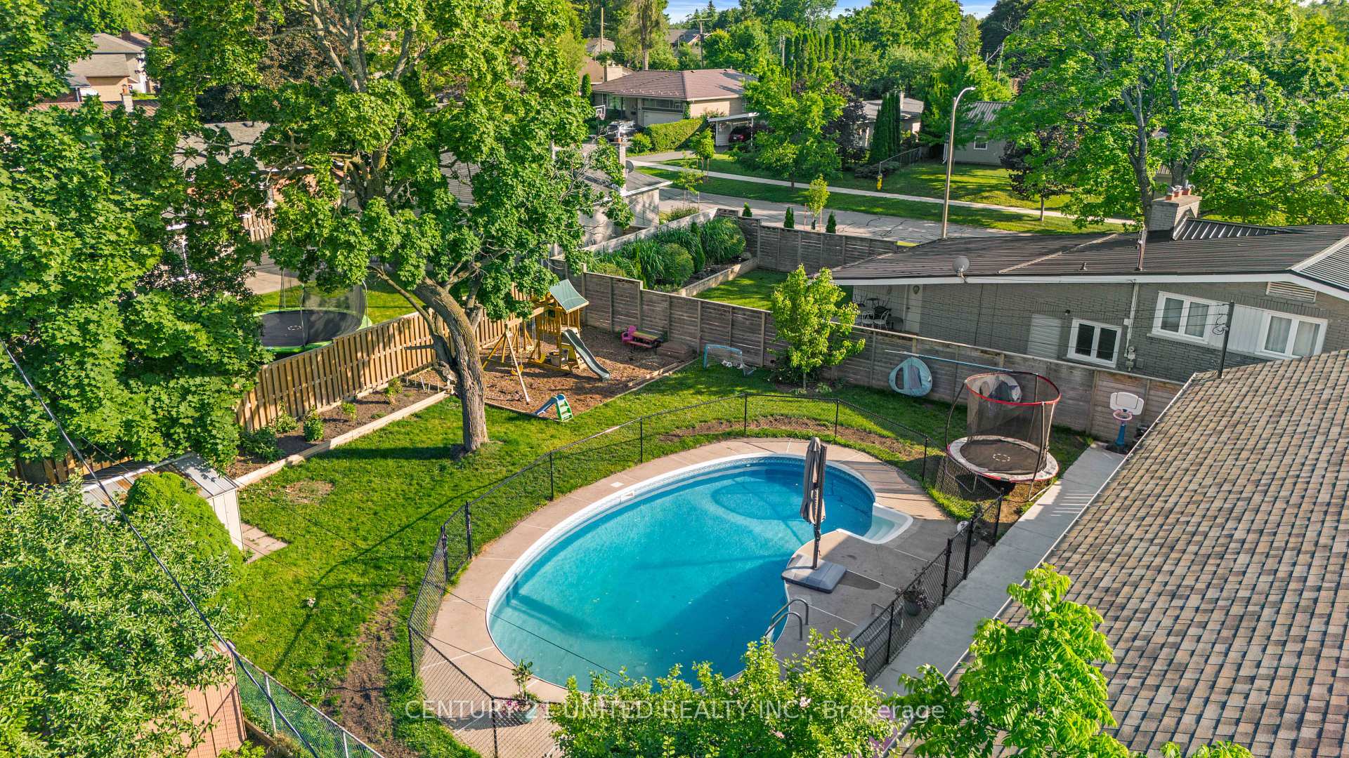 Photo 27 of 1056 Glebemount Crescent, Peterborough, Northcrest Ward 5 — HOMEH