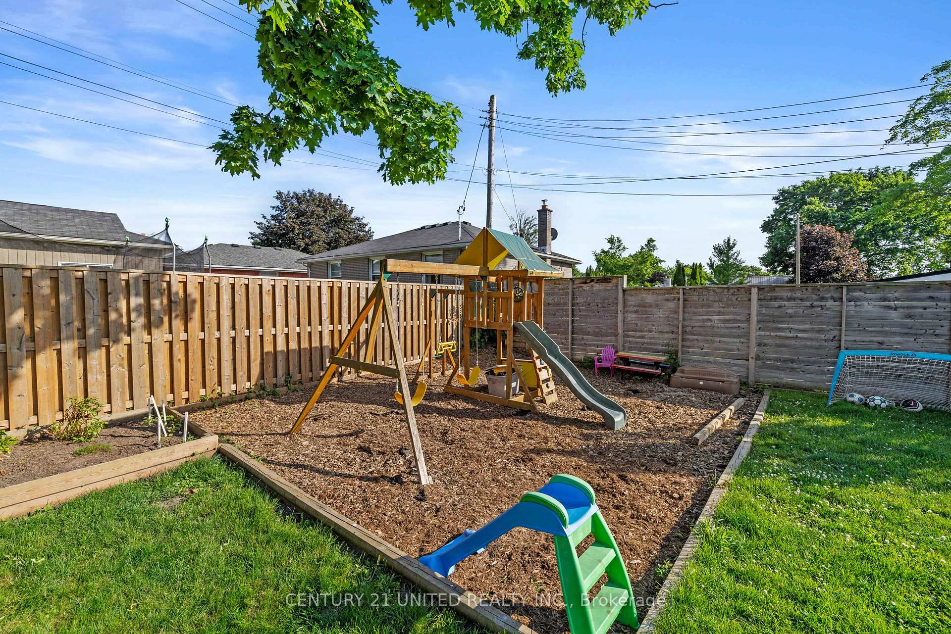 Photo 30 of 1056 Glebemount Crescent, Peterborough, Northcrest Ward 5 — HOMEH