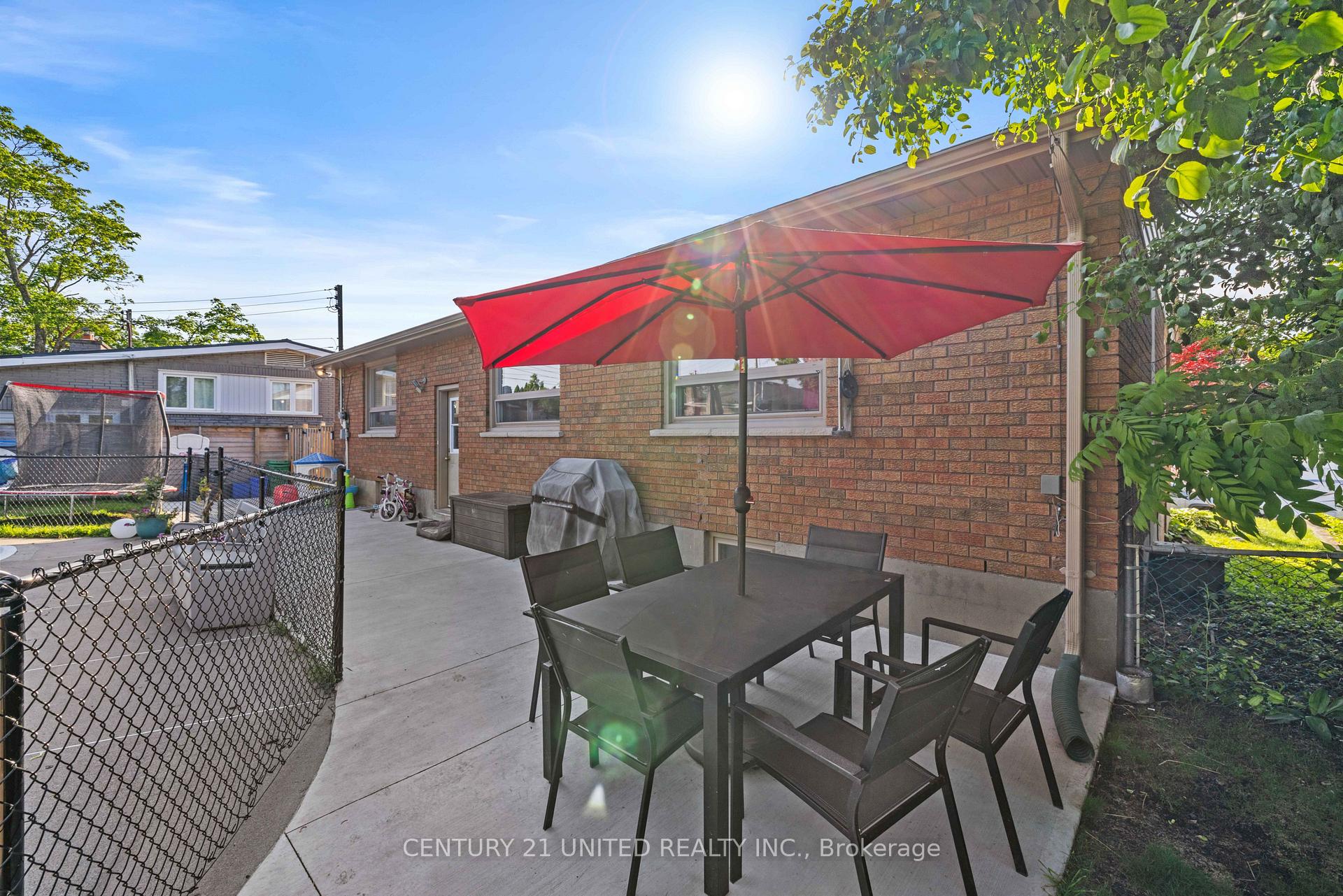 Photo 31 of 1056 Glebemount Crescent, Peterborough, Northcrest Ward 5 — HOMEH