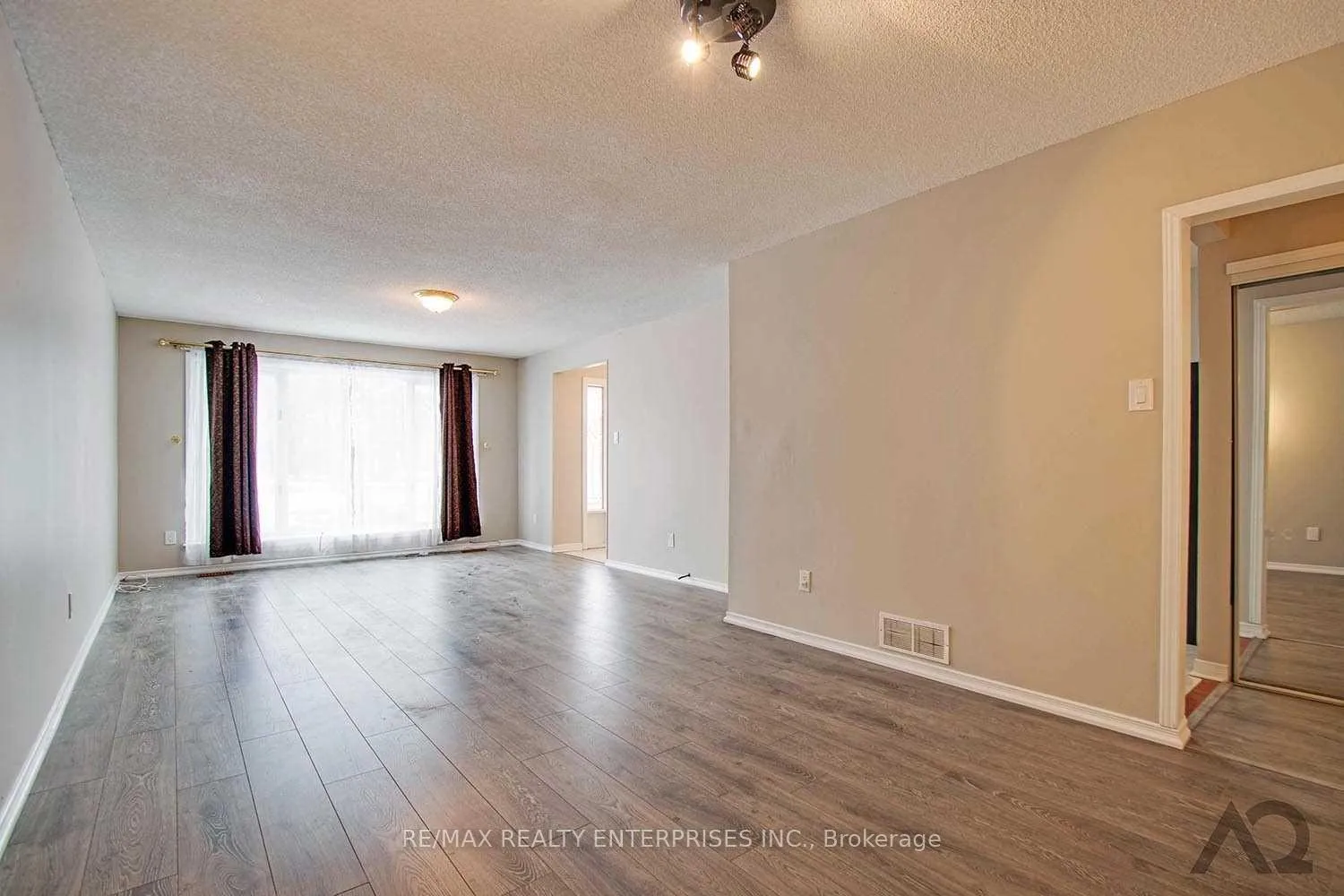 Photo 3 of Unit Upper L, 10 Doncaster Drive, Brampton, Southgate — HOMEH