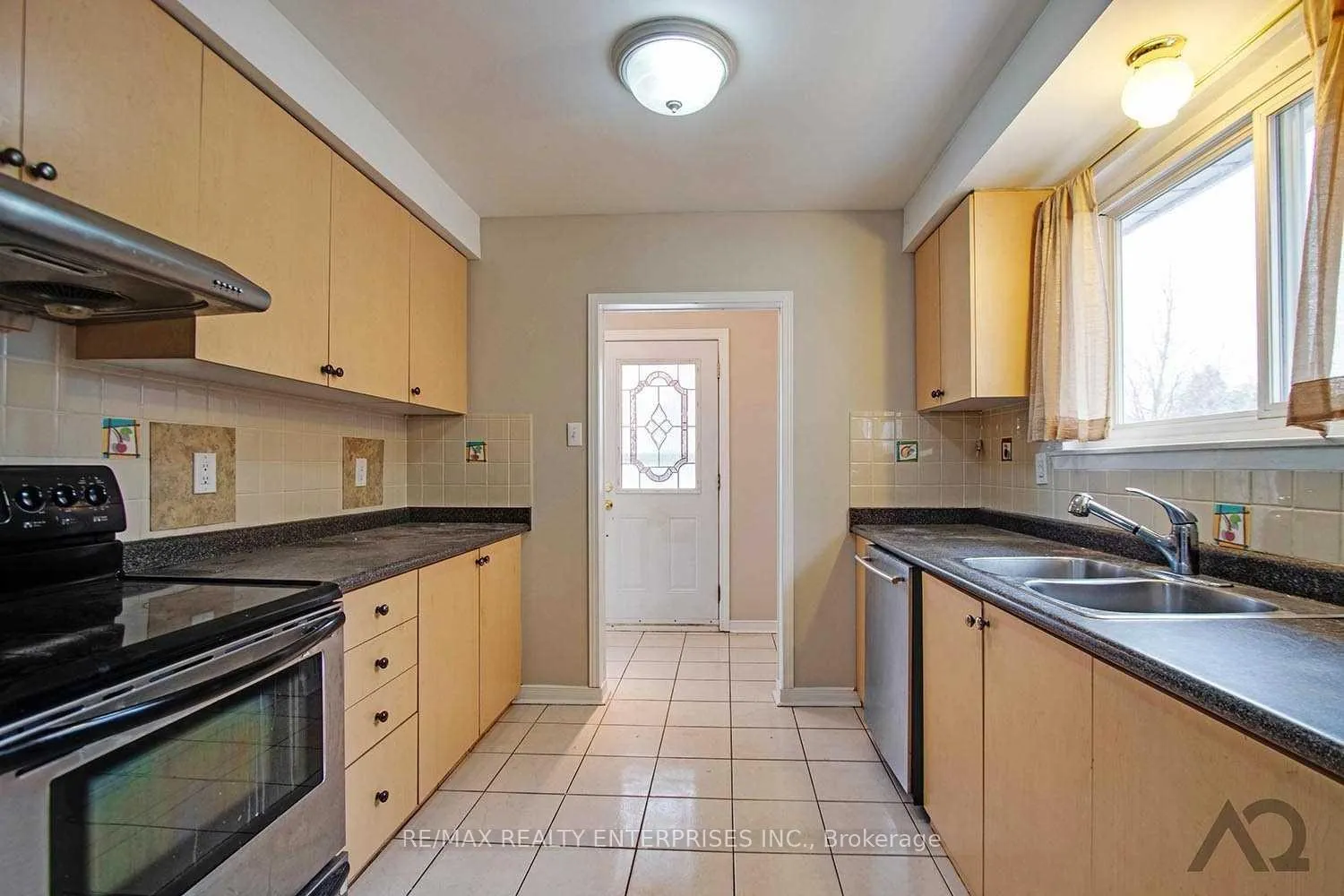 Photo 5 of Unit Upper L, 10 Doncaster Drive, Brampton, Southgate — HOMEH