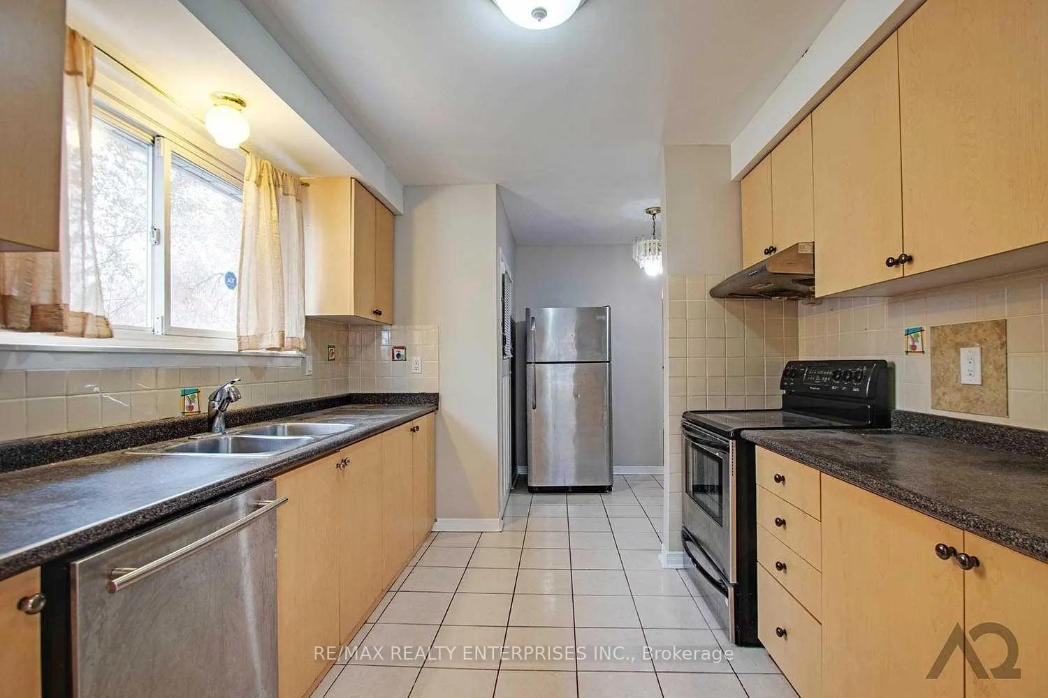 Photo 6 of Unit Upper L, 10 Doncaster Drive, Brampton, Southgate — HOMEH