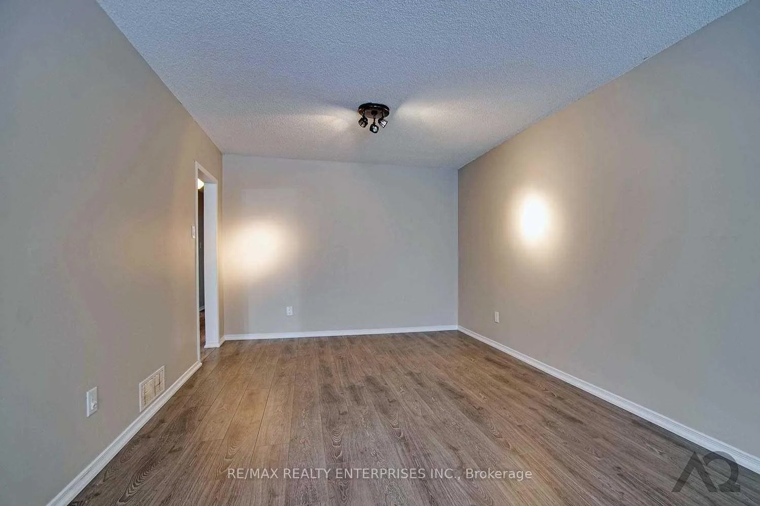 Photo 11 of Unit Upper L, 10 Doncaster Drive, Brampton, Southgate — HOMEH