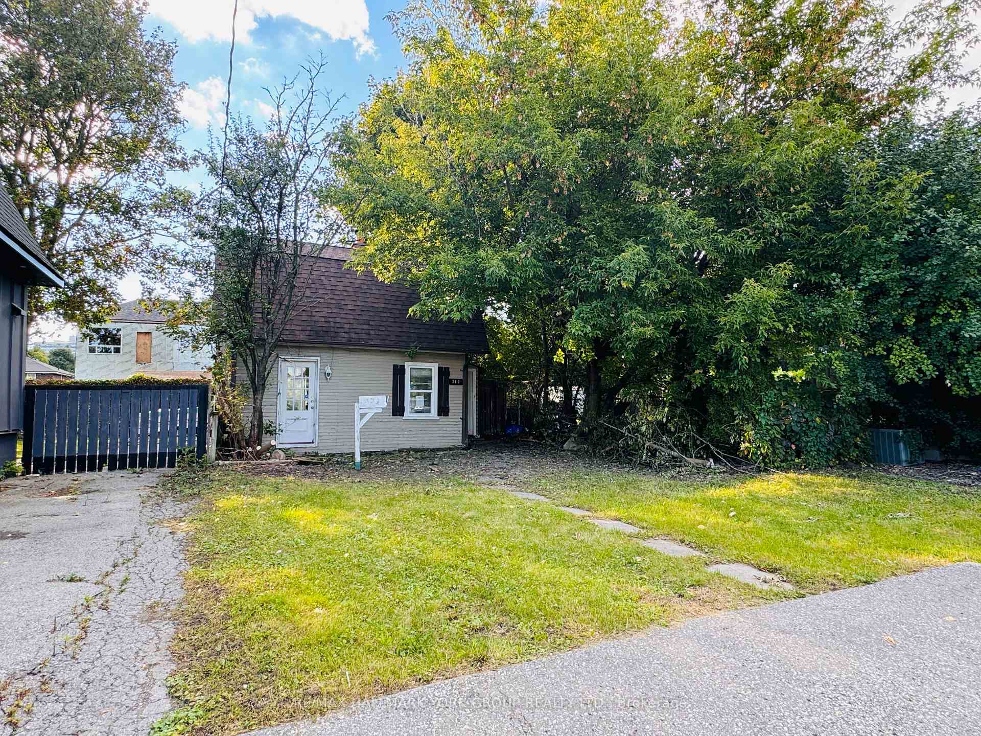 Photo 2 of 302 French Street, Oshawa, O'Neill — HOMEH