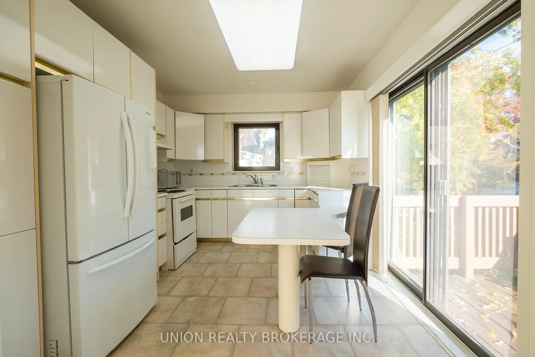 Photo 5 of Unit 2nd, 110 Hubbard Boulevard, Toronto, The Beaches — HOMEH