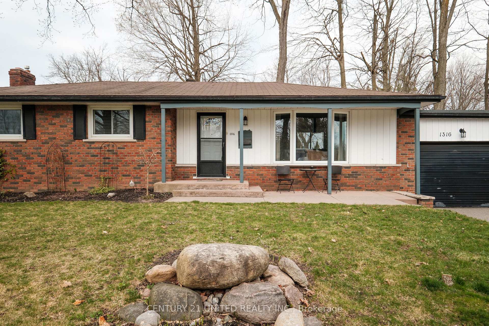 Photo 2 of 1316 Bathurst Street, Peterborough, Northcrest Ward 5 — HOMEH