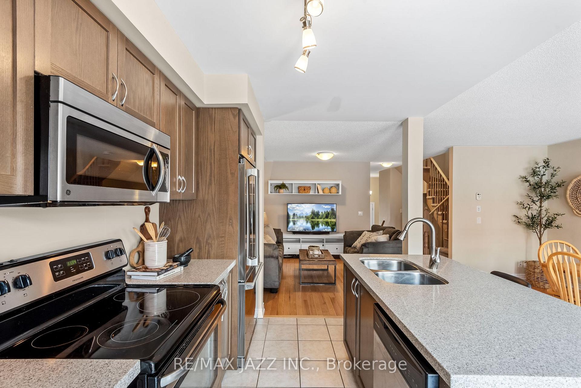 Photo 14 of 19 Tabaret Crescent, Oshawa, Windfields — HOMEH