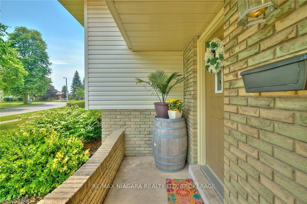 Photo 2 of 8 Wiltshire Boulevard, Welland, N. Welland — HOMEH