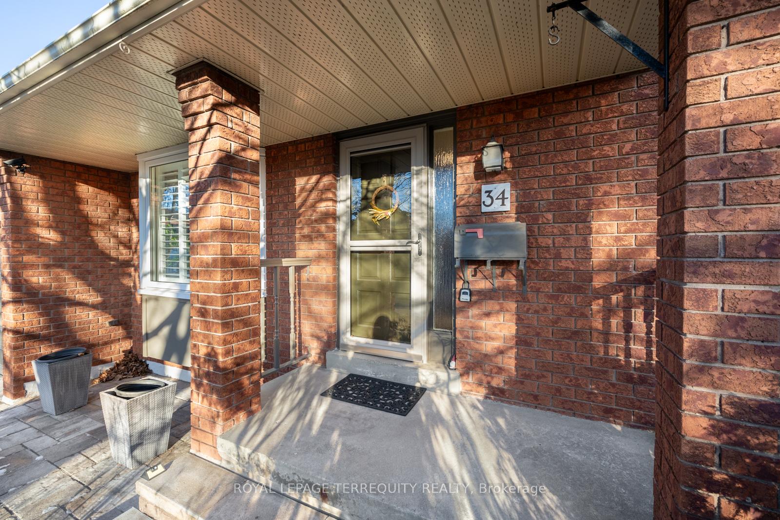 Photo 4 of 34 Canadian Oaks Drive, Whitby, Blue Grass Meadows — HOMEH