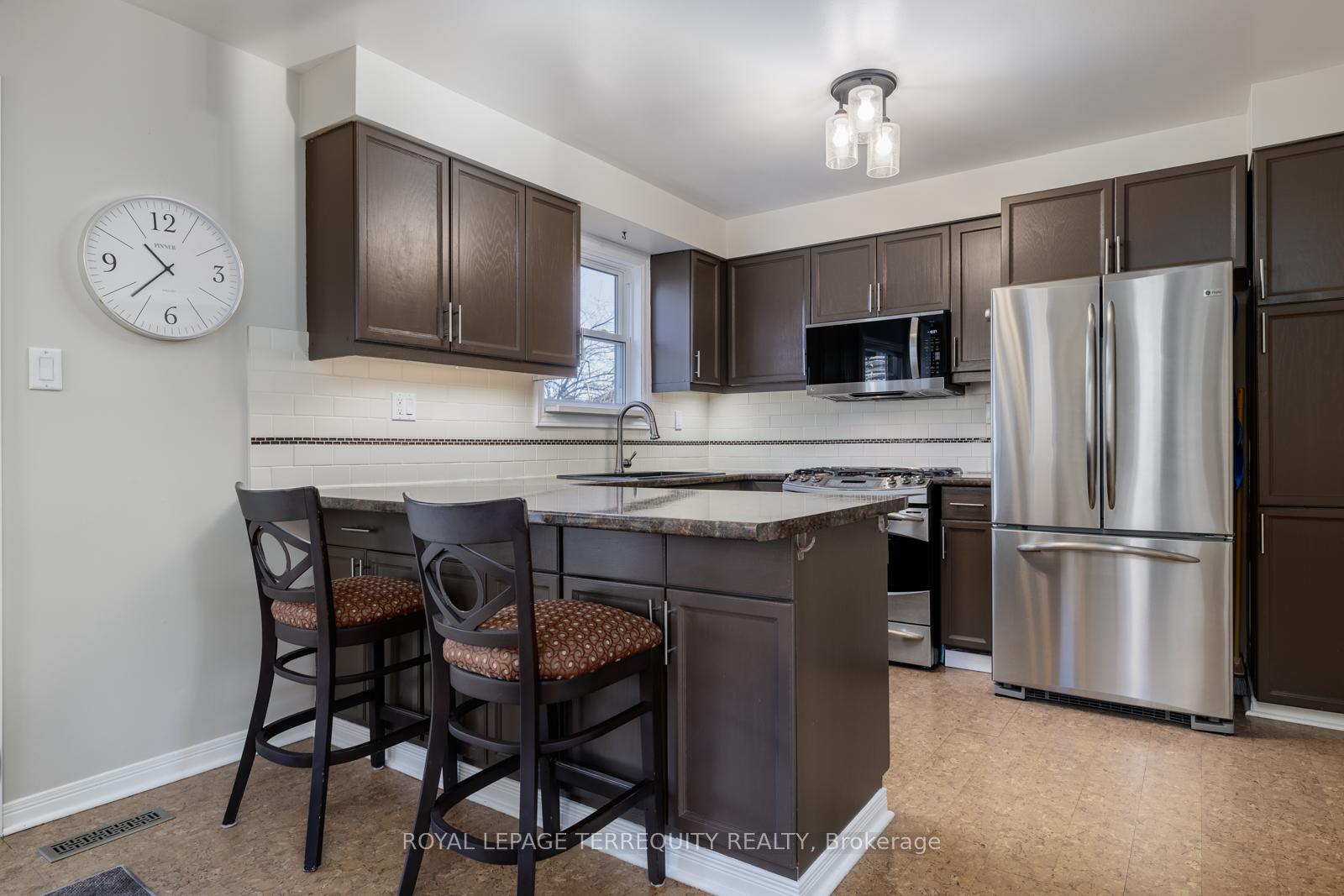 Photo 5 of 34 Canadian Oaks Drive, Whitby, Blue Grass Meadows — HOMEH