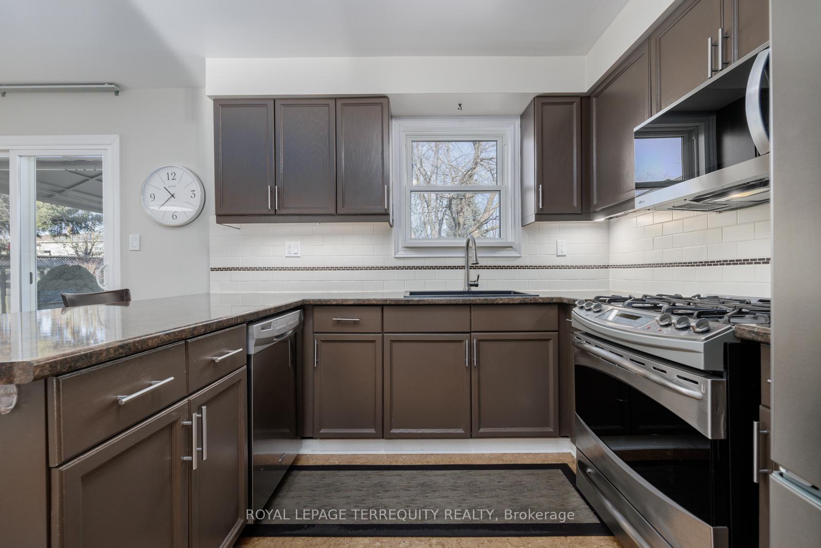 Photo 6 of 34 Canadian Oaks Drive, Whitby, Blue Grass Meadows — HOMEH