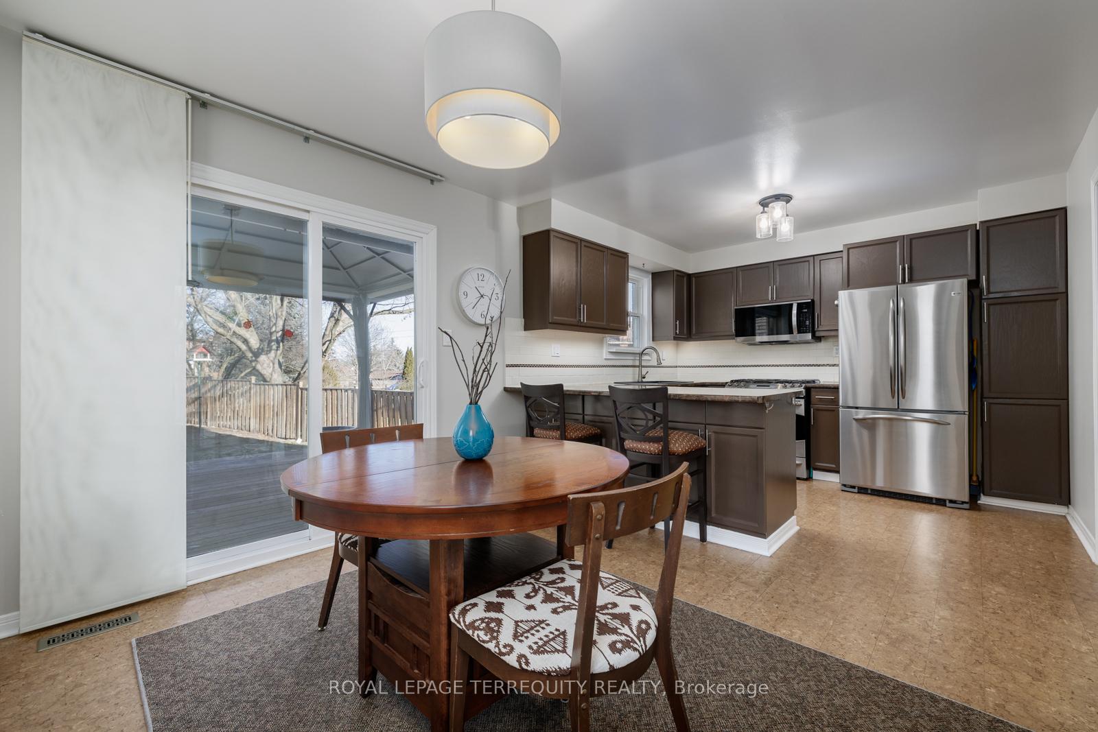 Photo 9 of 34 Canadian Oaks Drive, Whitby, Blue Grass Meadows — HOMEH