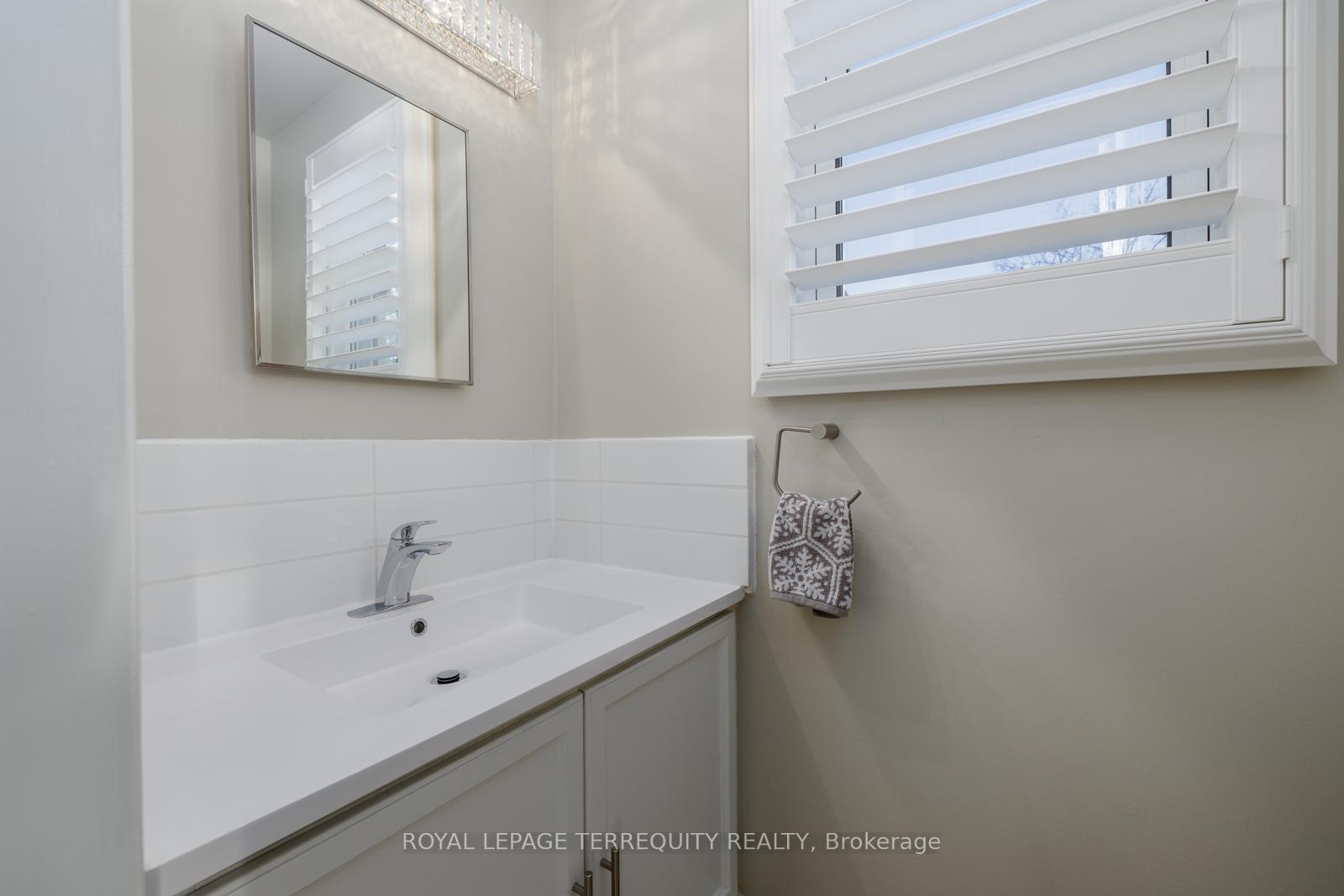 Photo 20 of 34 Canadian Oaks Drive, Whitby, Blue Grass Meadows — HOMEH