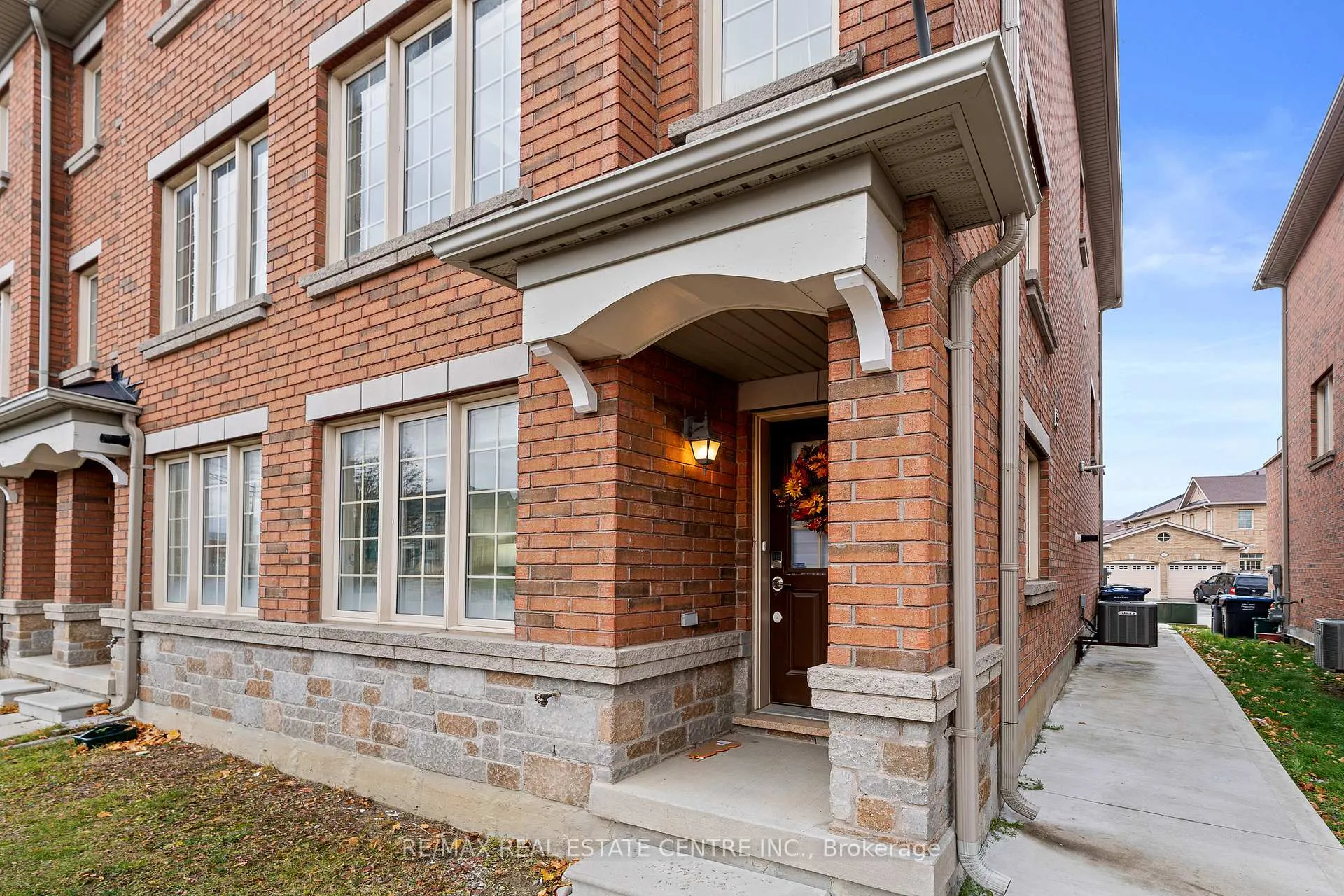 Photo 4 of 10 Shiraz Drive, Brampton, Sandringham-Wellington — HOMEH