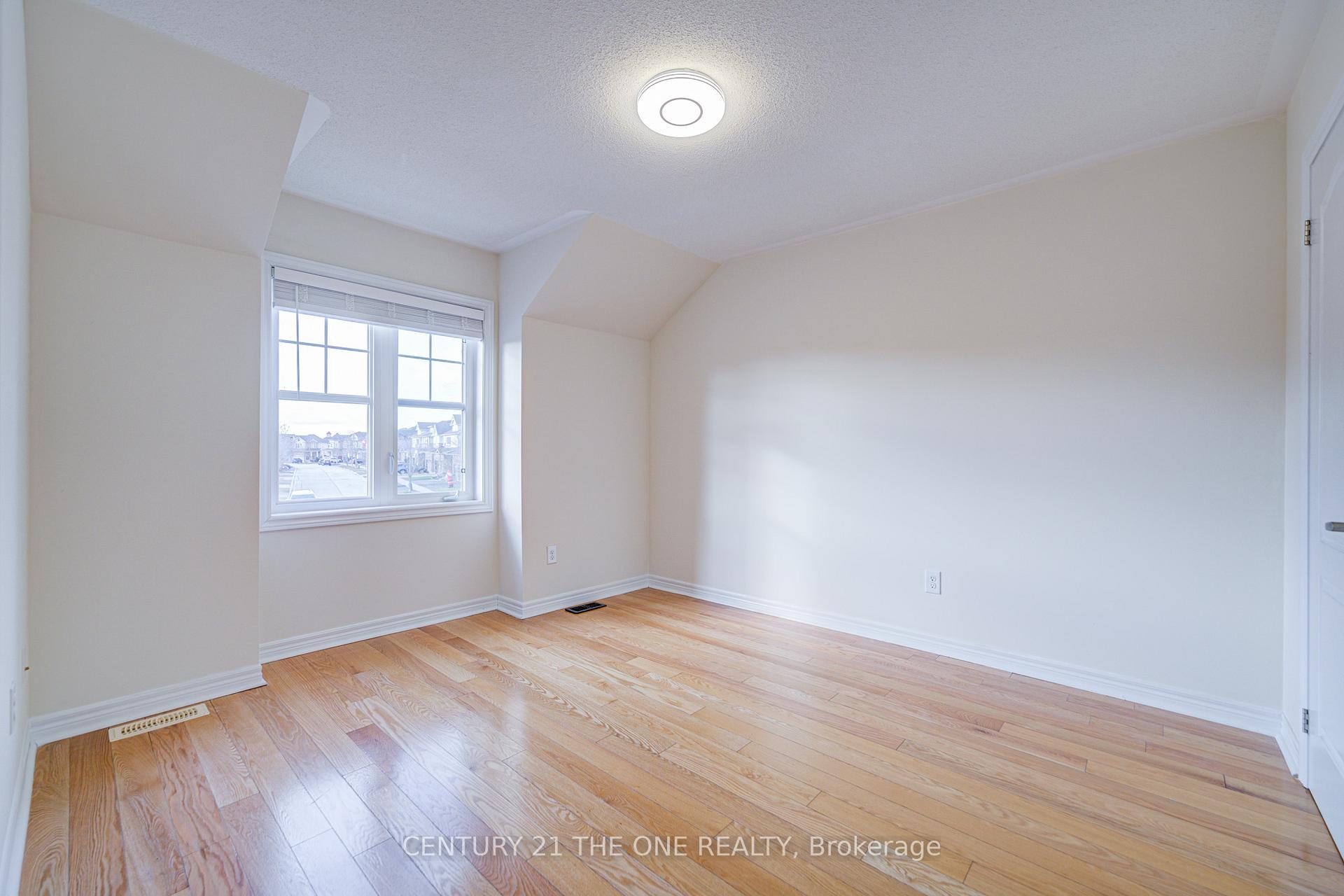 Photo 24 of 69 James Govan Drive, Whitby, Port Whitby — HOMEH