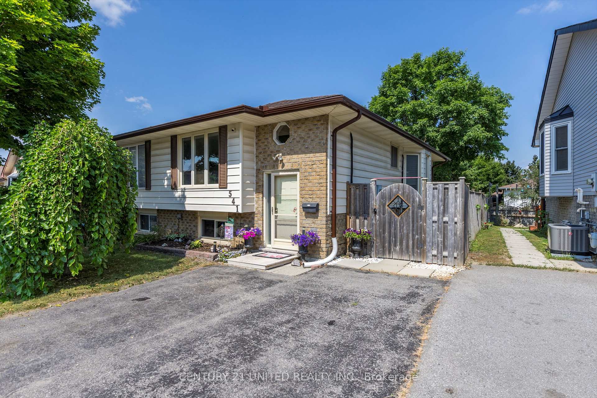 Photo 2 of 541 Crystal Drive, Peterborough, Ashburnham Ward 4 — HOMEH