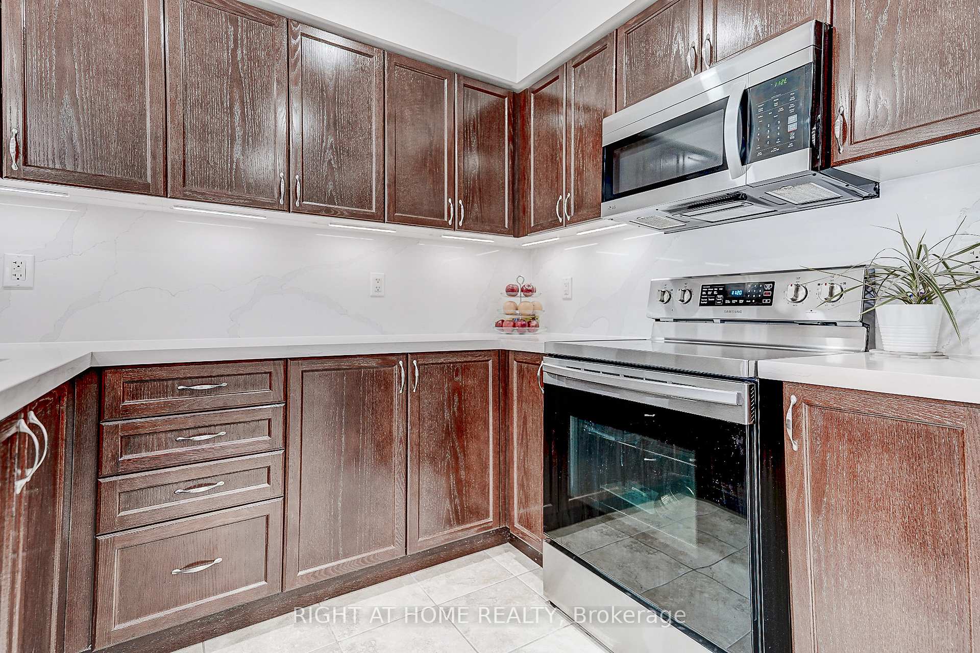 Photo 15 of 1123 Schooling Drive, Oshawa, Taunton — HOMEH