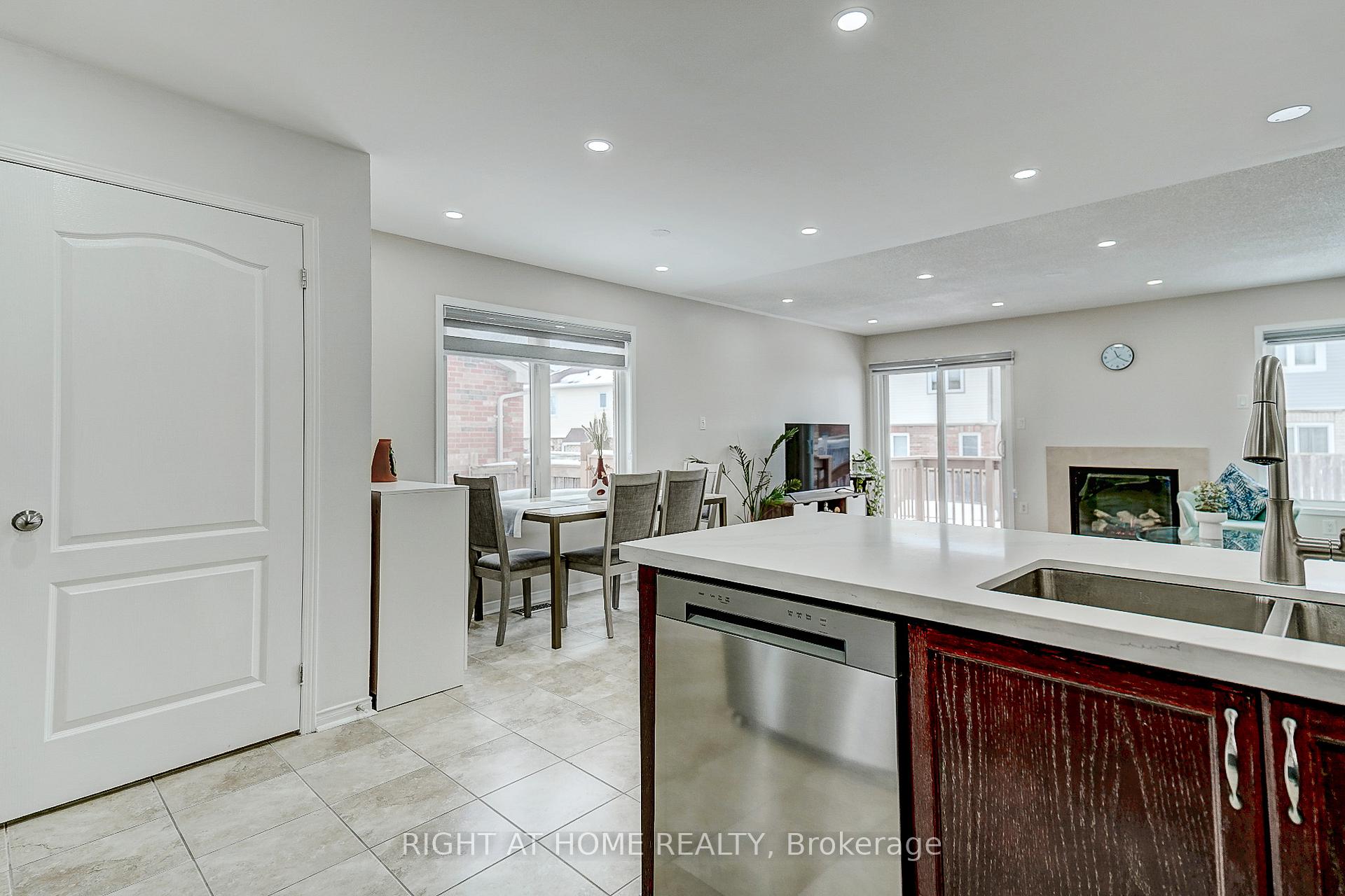 Photo 16 of 1123 Schooling Drive, Oshawa, Taunton — HOMEH