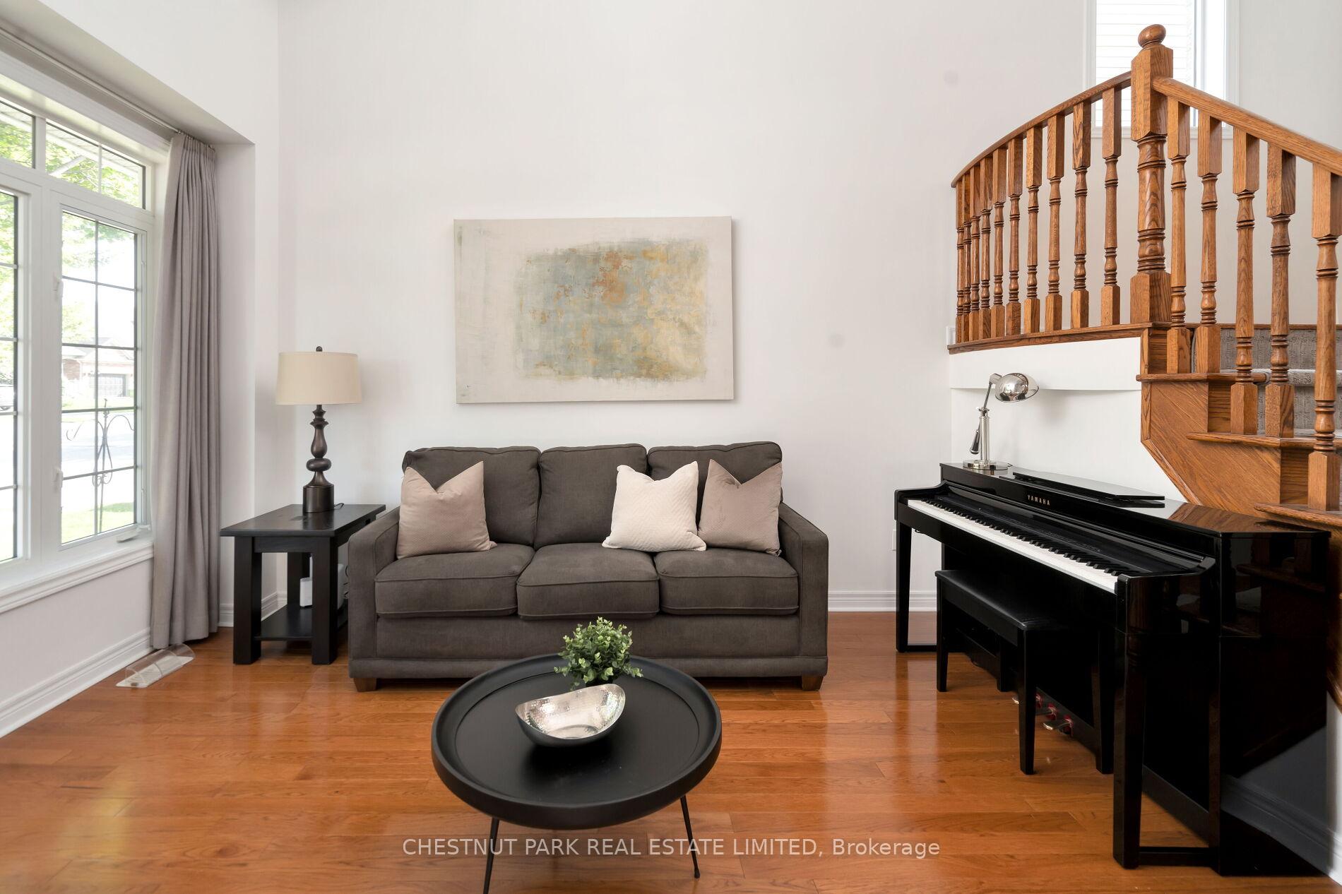 Photo 4 of 401 Carnwith Drive E, Whitby, Brooklin — HOMEH