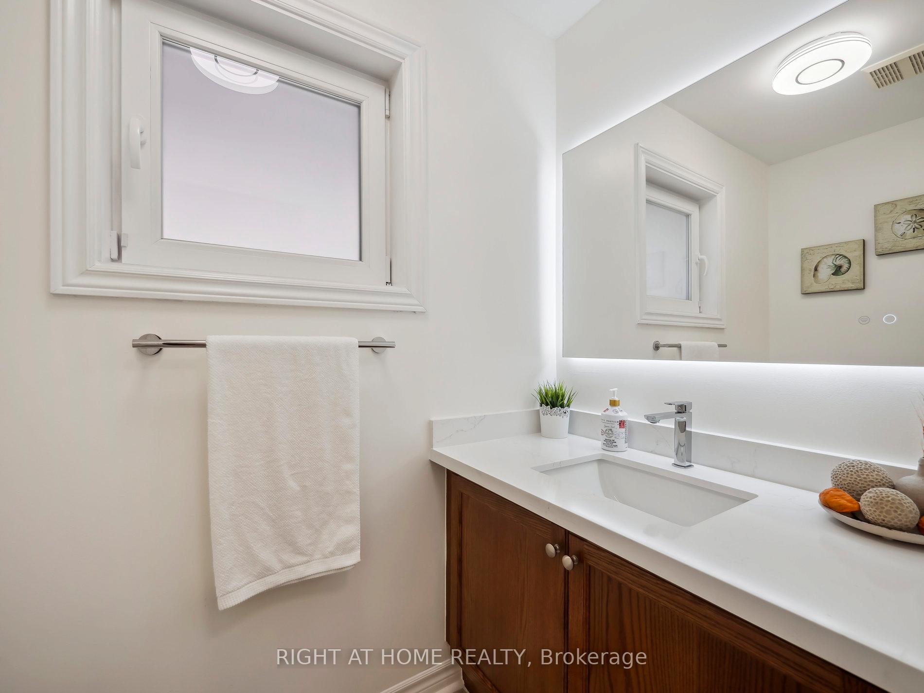 Photo 17 of 29 Neuchatel Avenue, Vaughan, Vellore Village — HOMEH