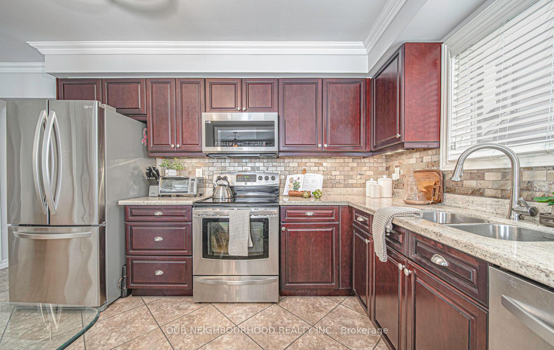 Photo 11 of 27 Morning Glory Crescent, Whitby, Rolling Acres — HOMEH
