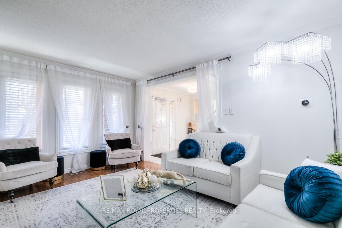 Photo 5 of 47 Butterfield Crescent, Whitby, Rolling Acres — HOMEH