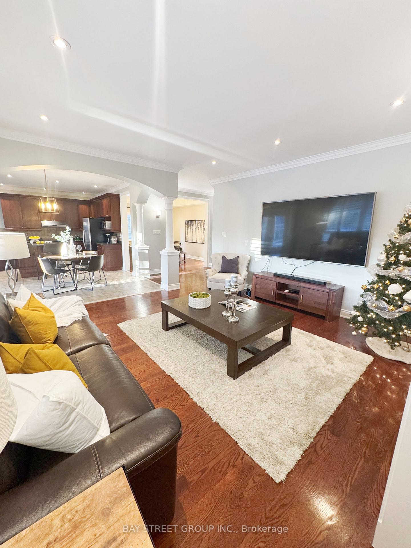 Photo 3 of 22 Hanson Crescent, Whitby, Brooklin — HOMEH
