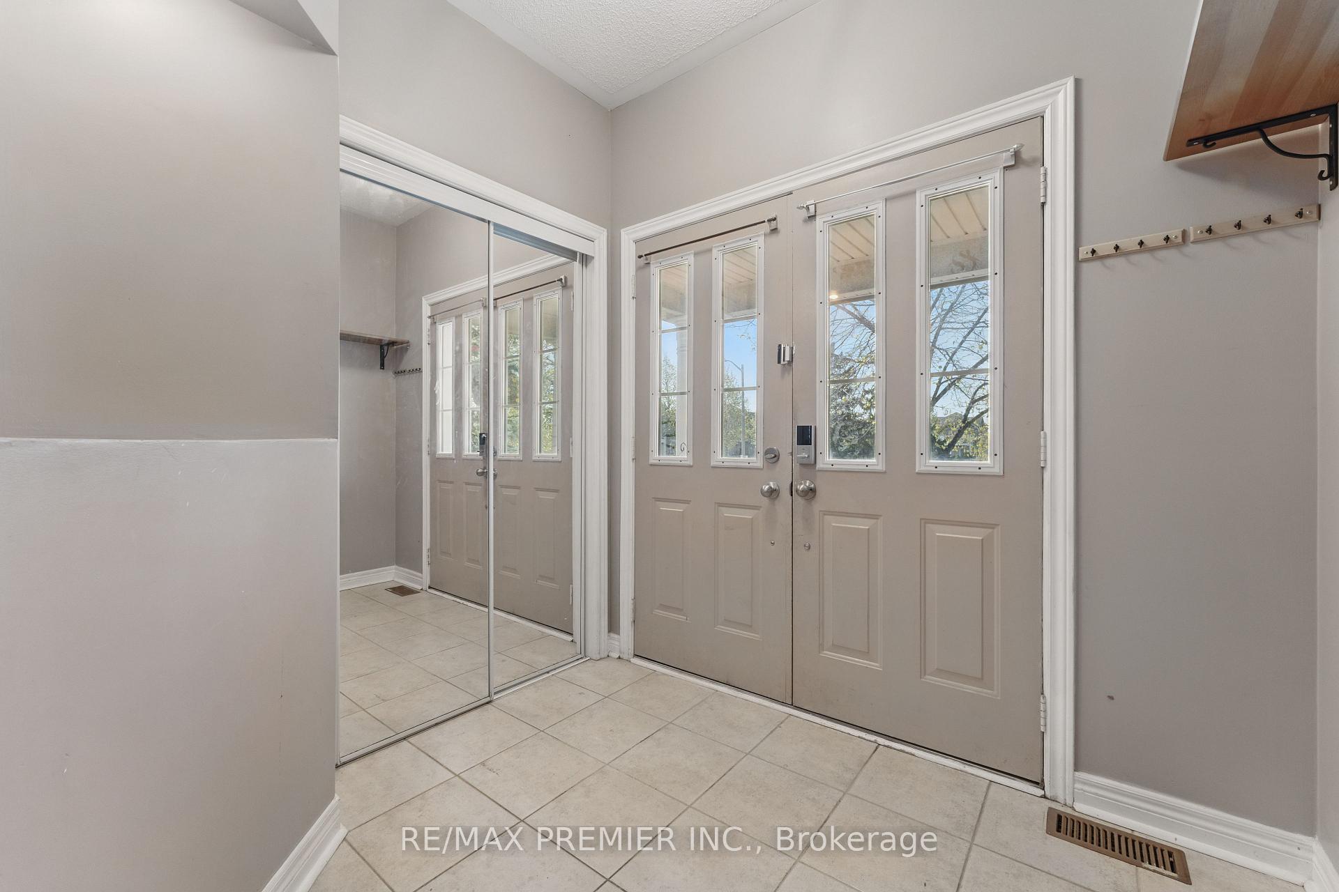 Photo 4 of 20 Bucksaw Drive, Vaughan, Vellore Village — HOMEH