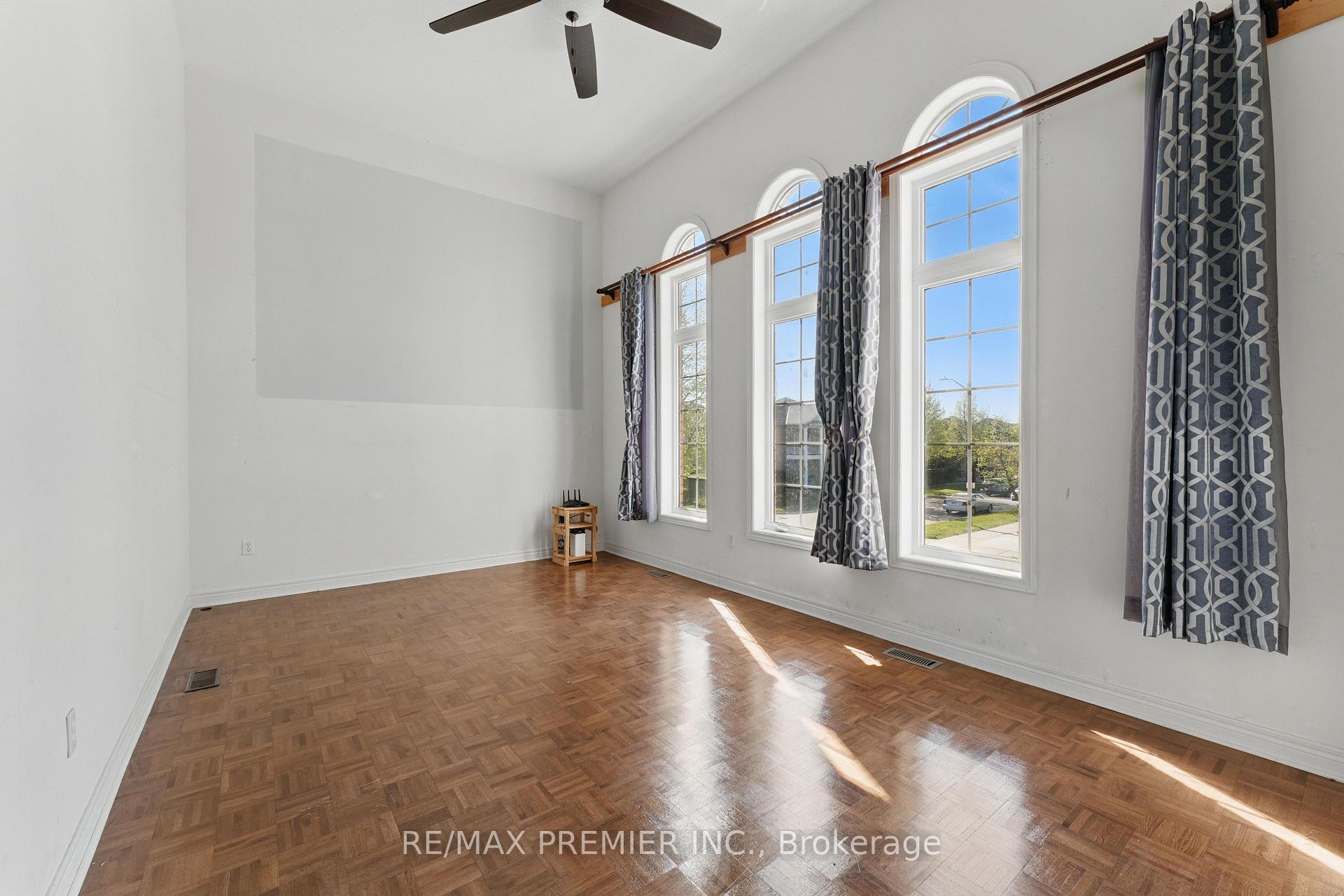 Photo 17 of 20 Bucksaw Drive, Vaughan, Vellore Village — HOMEH