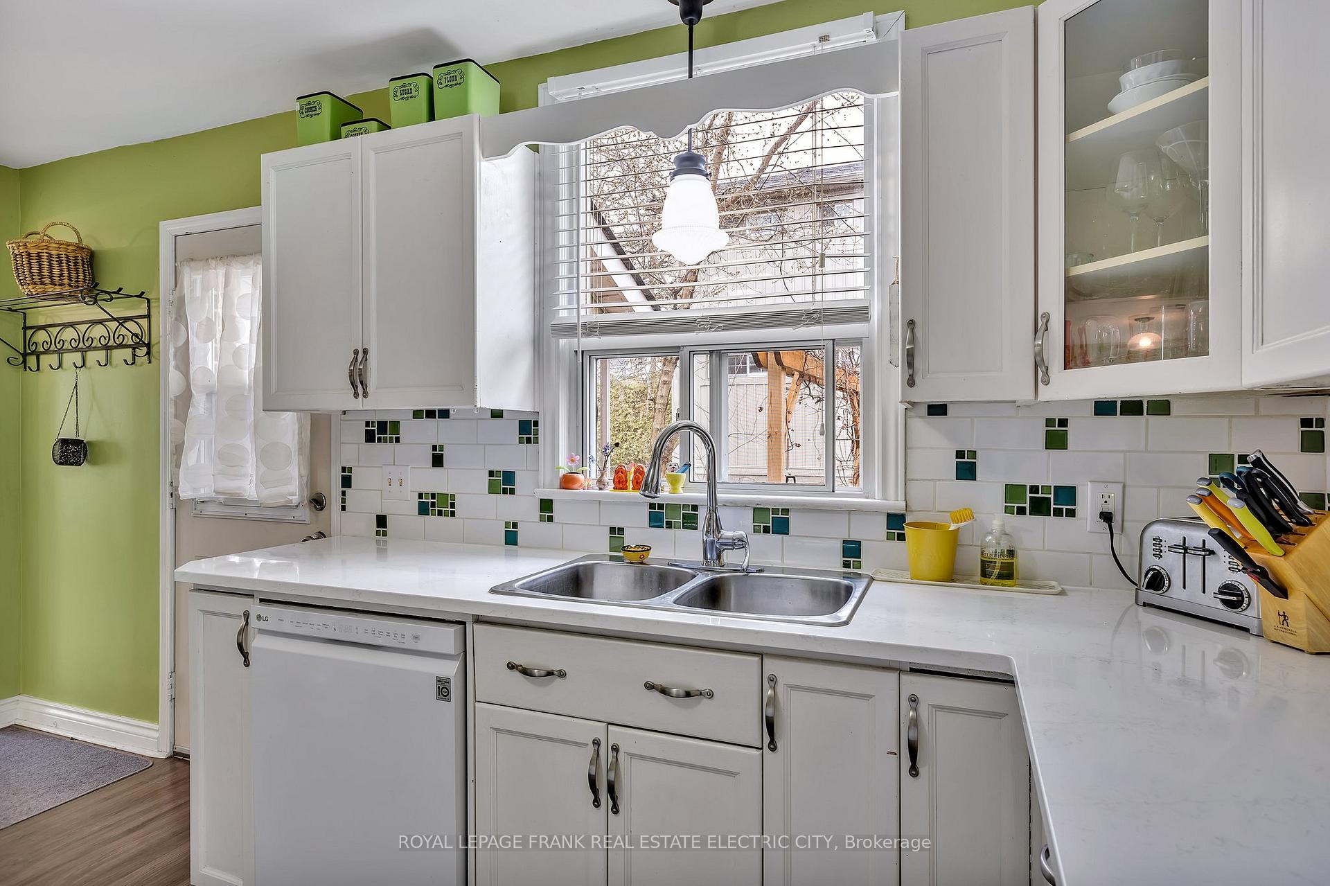 Photo 13 of 179 Aberdeen Avenue, Peterborough, Northcrest Ward 5 — HOMEH