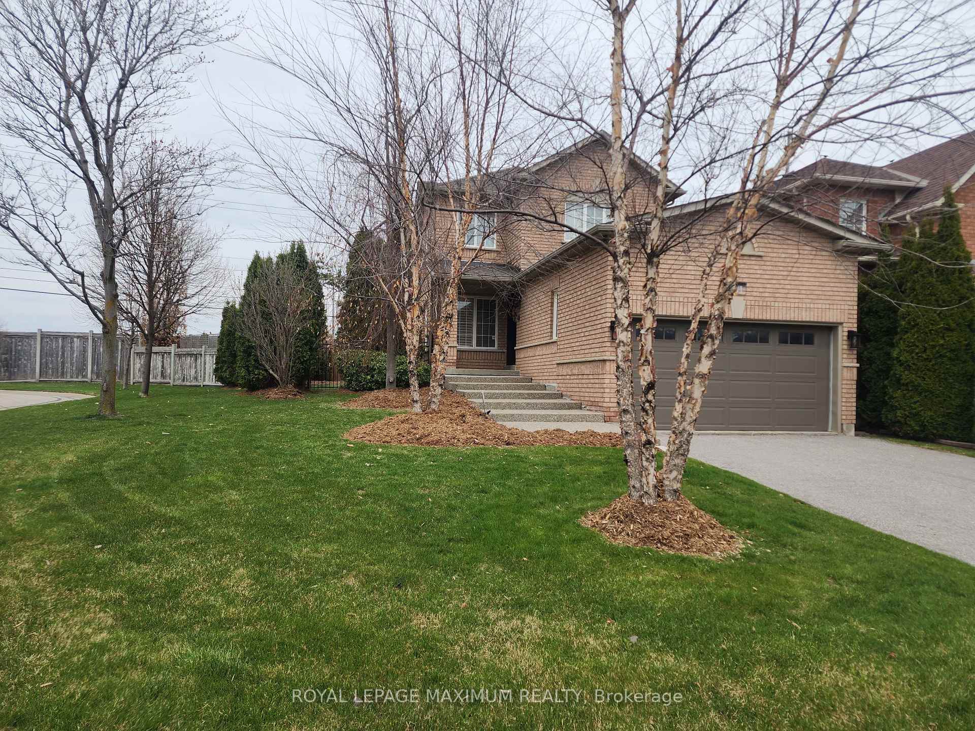 Photo 2 of 81 Thornton Crescent, Vaughan, Maple — HOMEH
