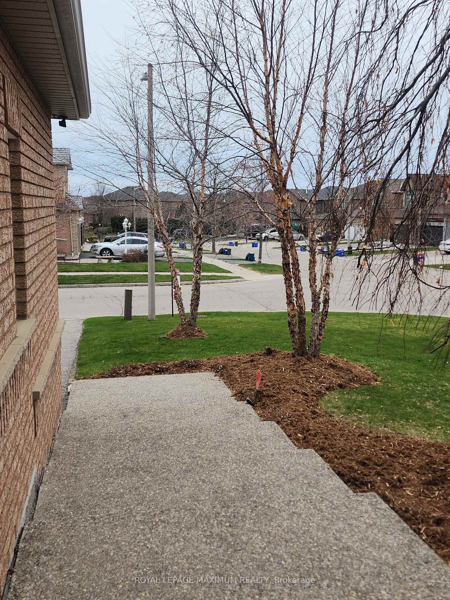 Photo 4 of 81 Thornton Crescent, Vaughan, Maple — HOMEH