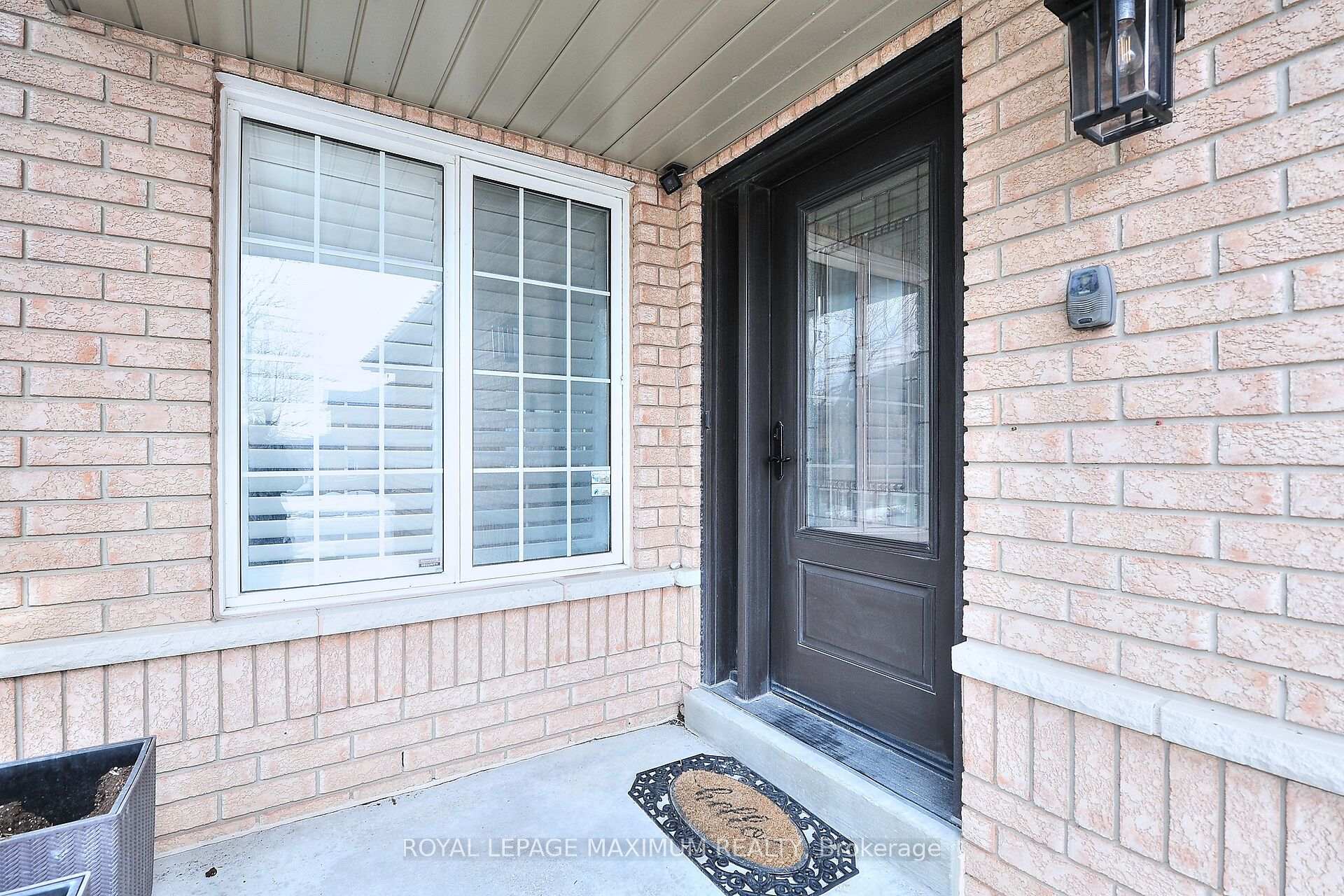 Photo 5 of 81 Thornton Crescent, Vaughan, Maple — HOMEH