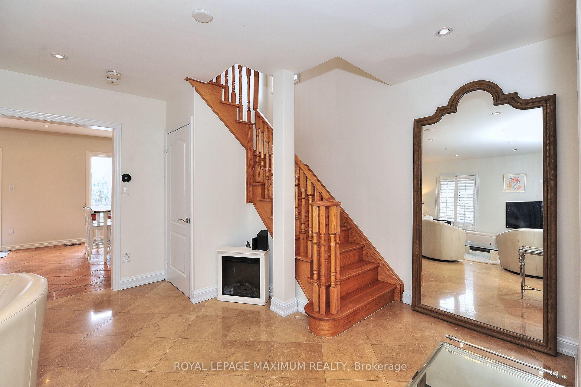 Photo 6 of 81 Thornton Crescent, Vaughan, Maple — HOMEH