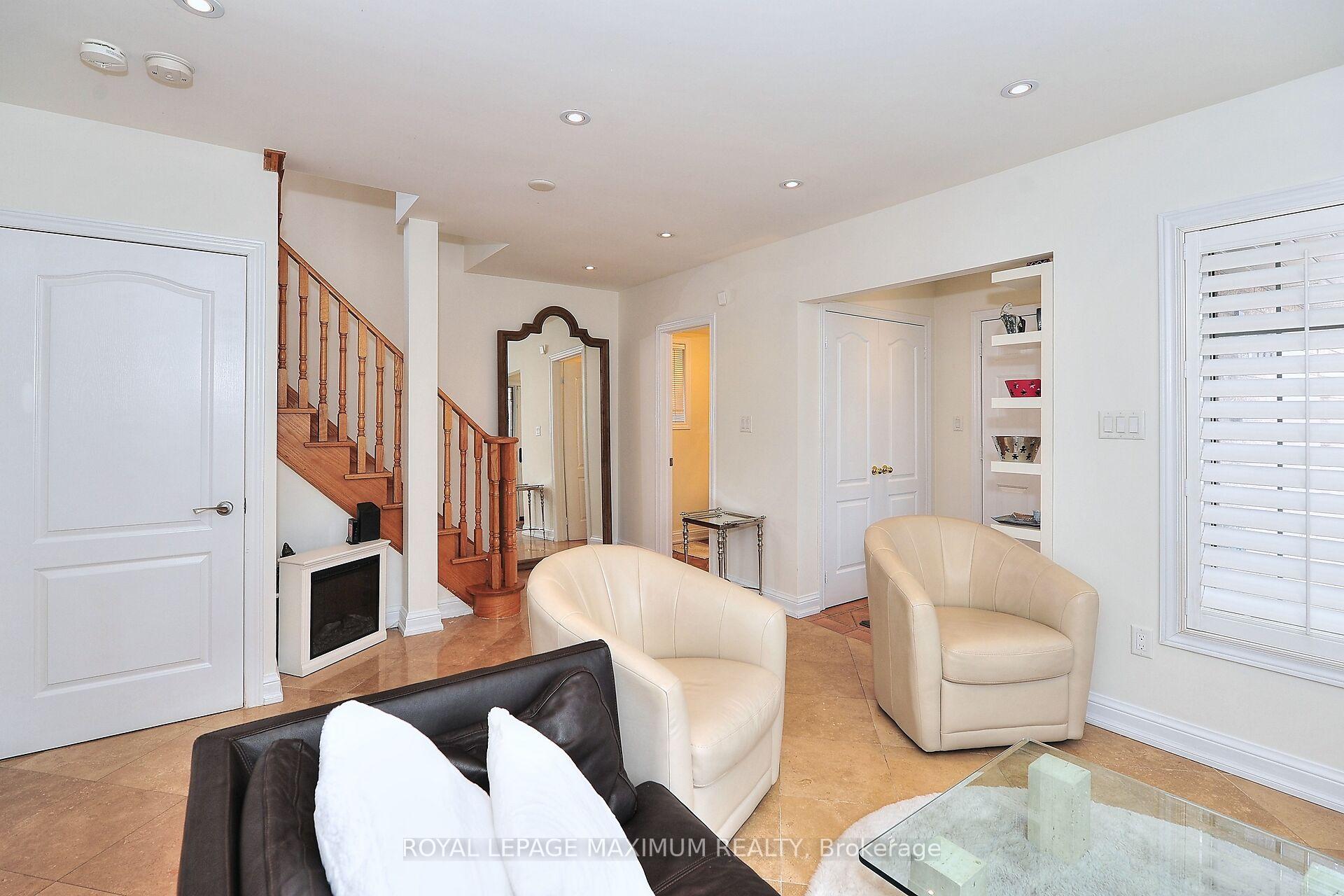 Photo 7 of 81 Thornton Crescent, Vaughan, Maple — HOMEH