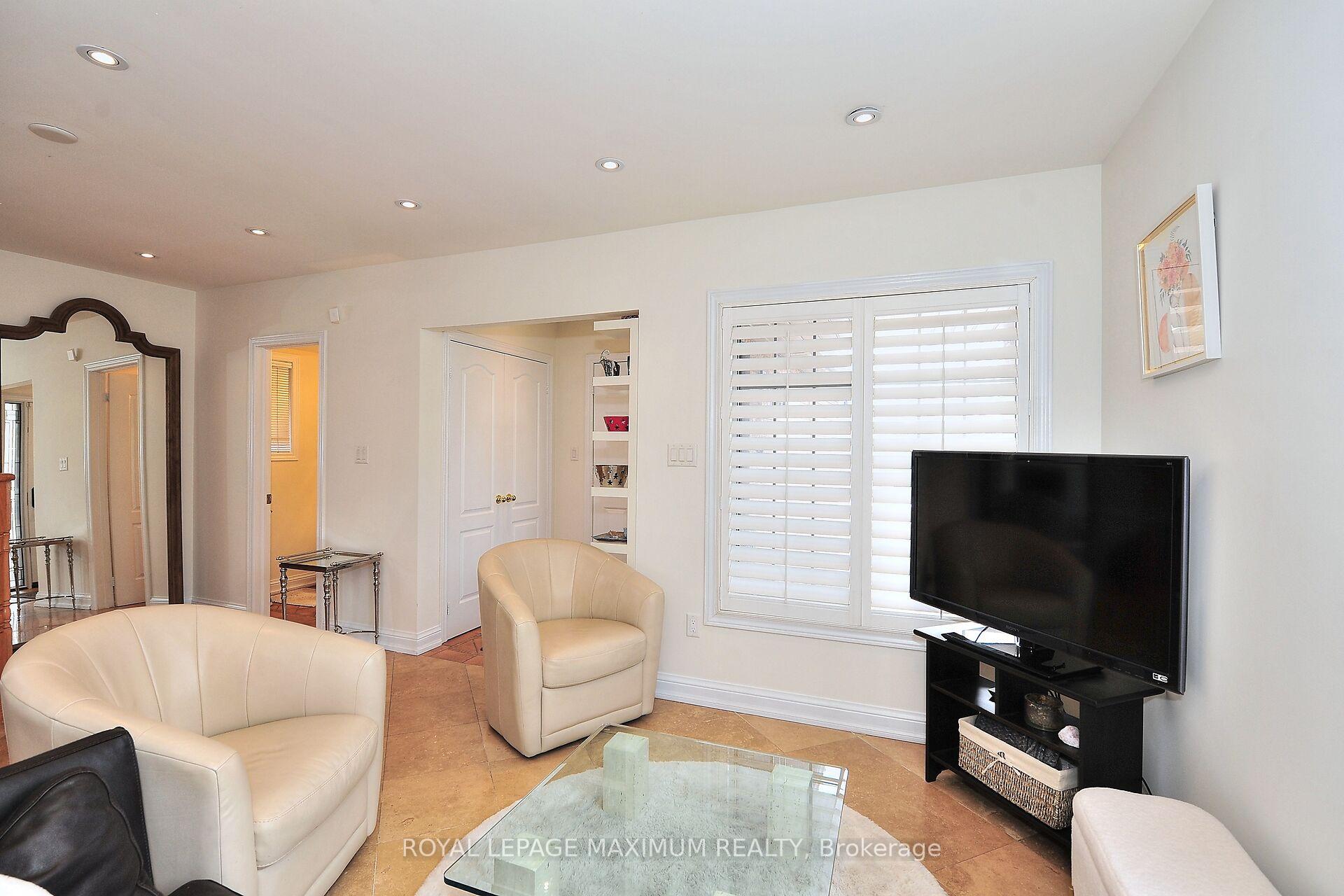 Photo 8 of 81 Thornton Crescent, Vaughan, Maple — HOMEH