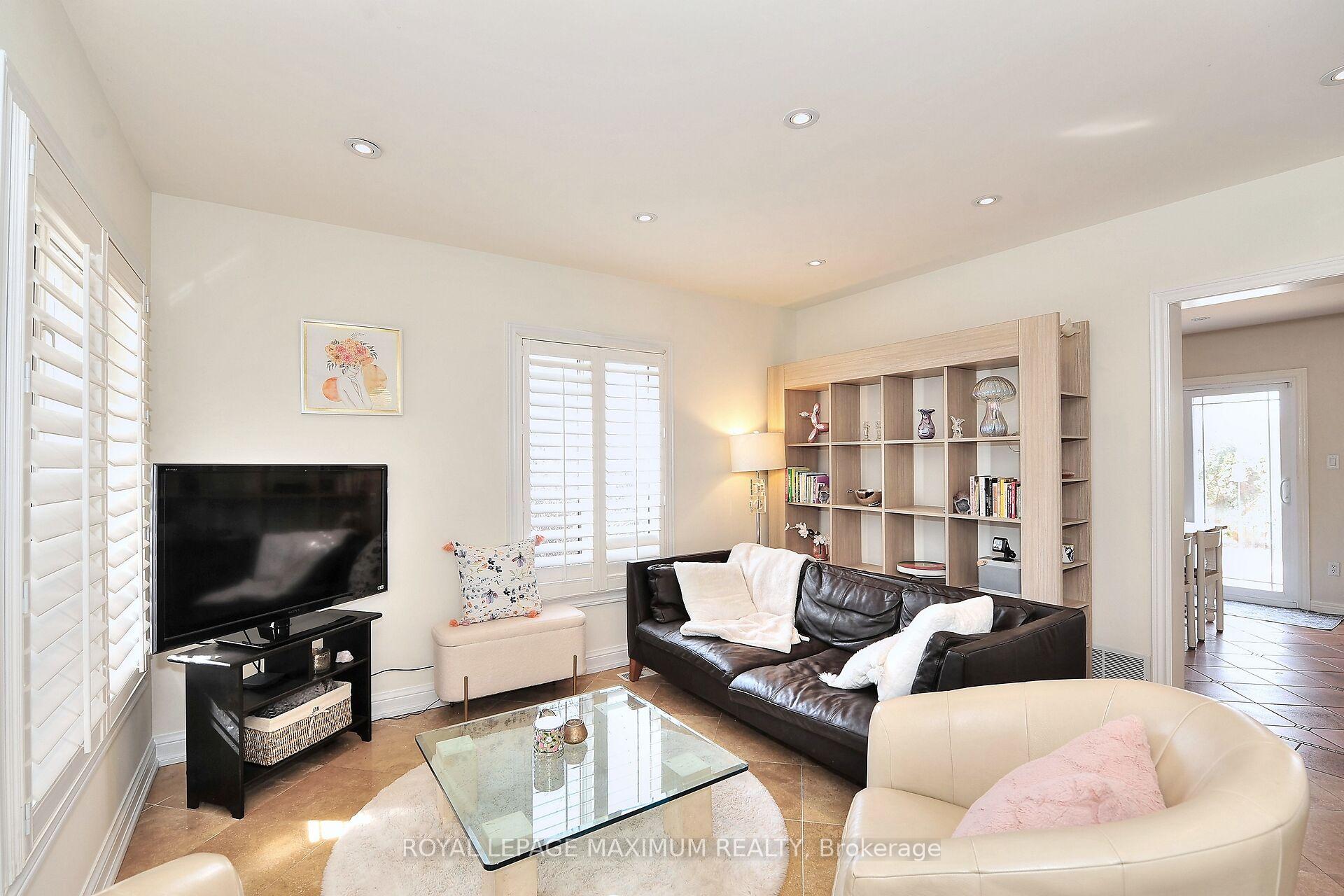 Photo 9 of 81 Thornton Crescent, Vaughan, Maple — HOMEH