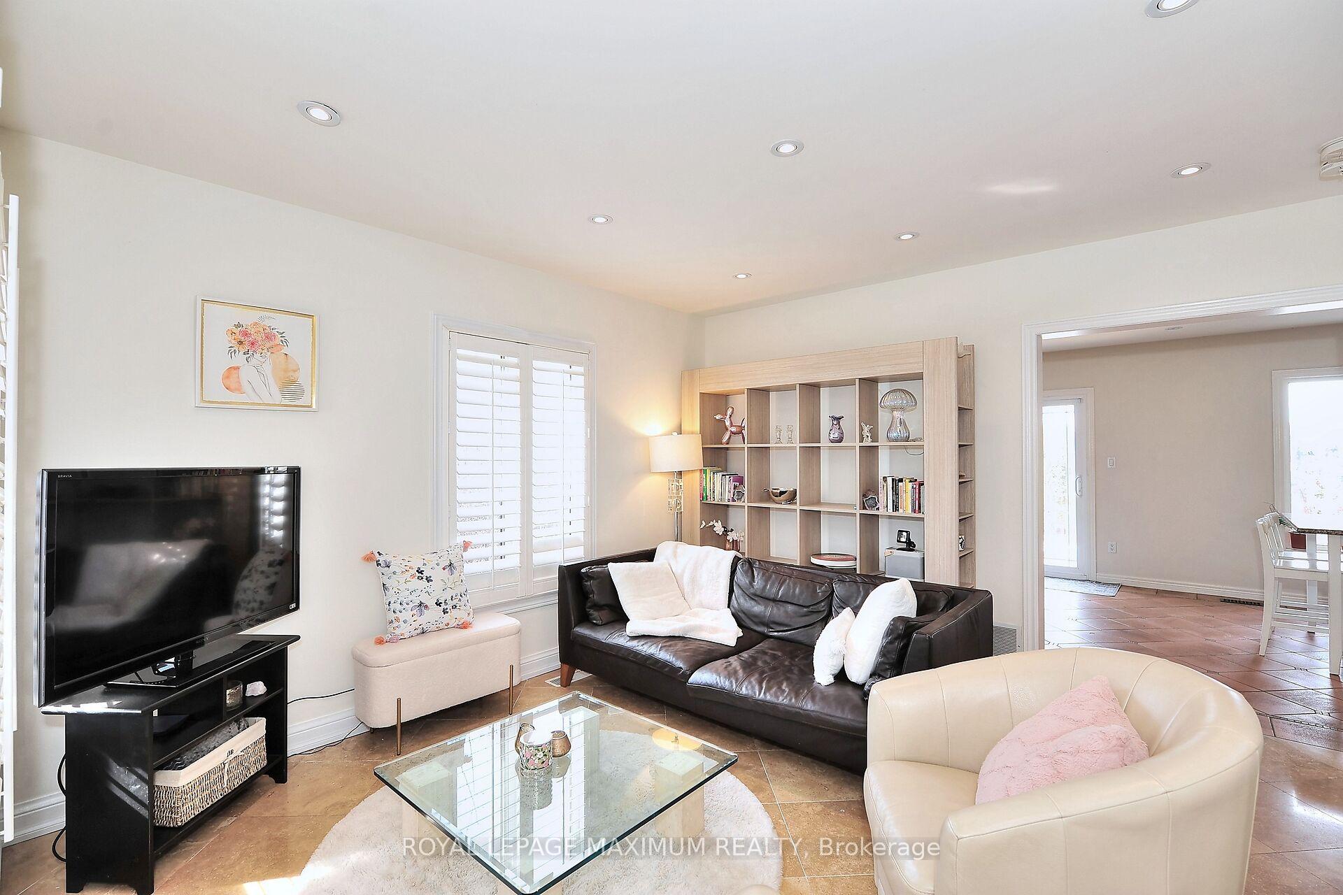 Photo 10 of 81 Thornton Crescent, Vaughan, Maple — HOMEH