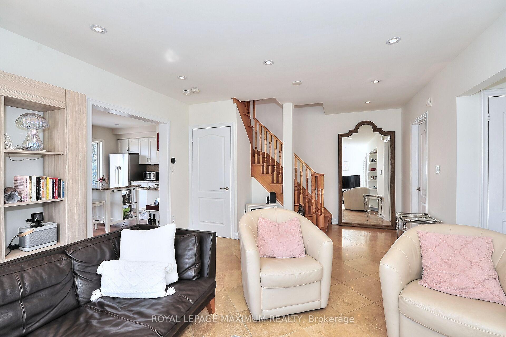 Photo 11 of 81 Thornton Crescent, Vaughan, Maple — HOMEH