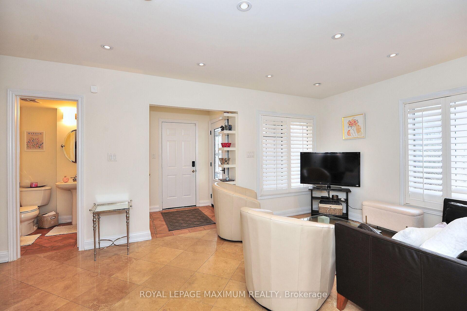 Photo 12 of 81 Thornton Crescent, Vaughan, Maple — HOMEH
