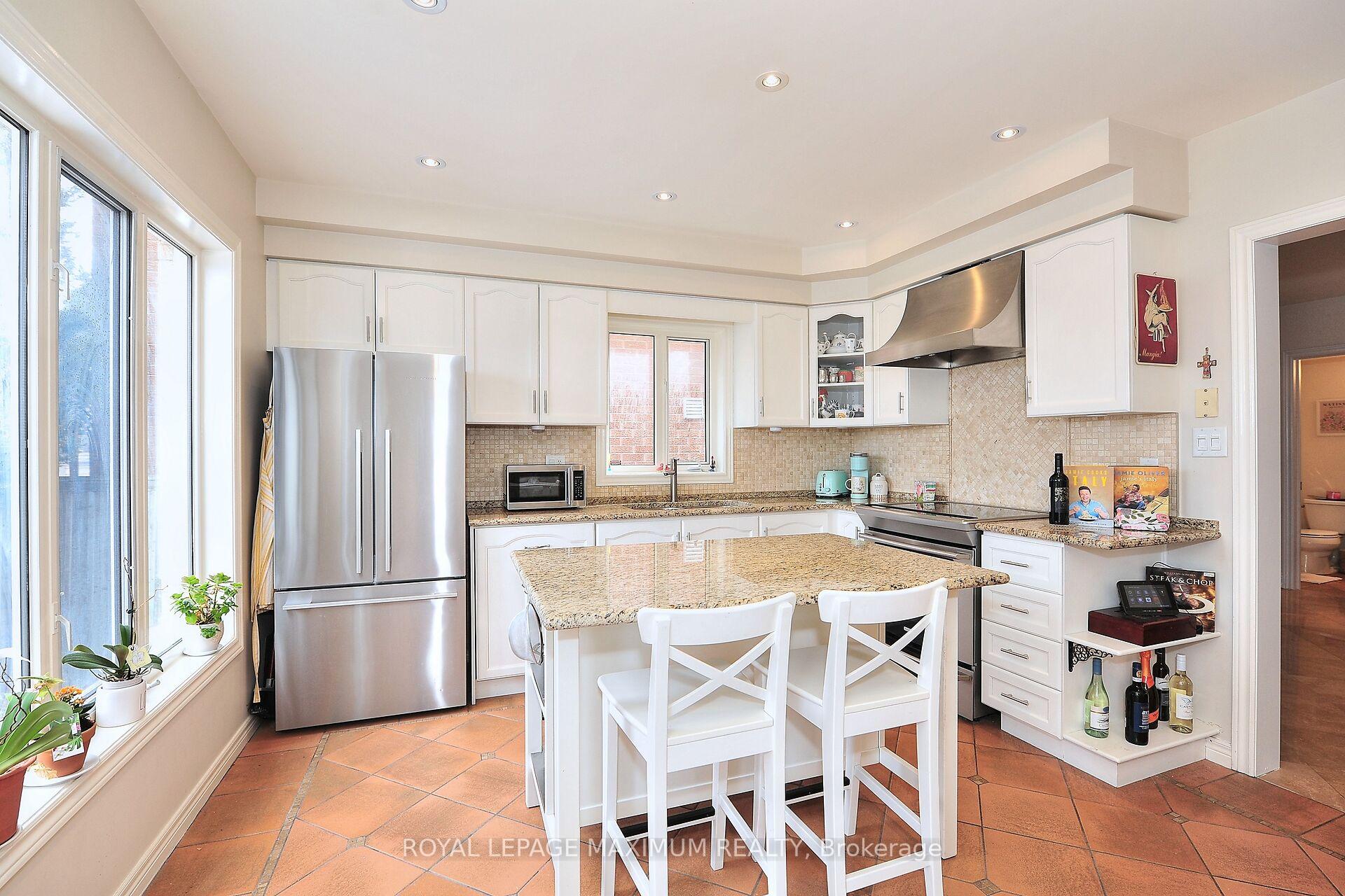 Photo 13 of 81 Thornton Crescent, Vaughan, Maple — HOMEH