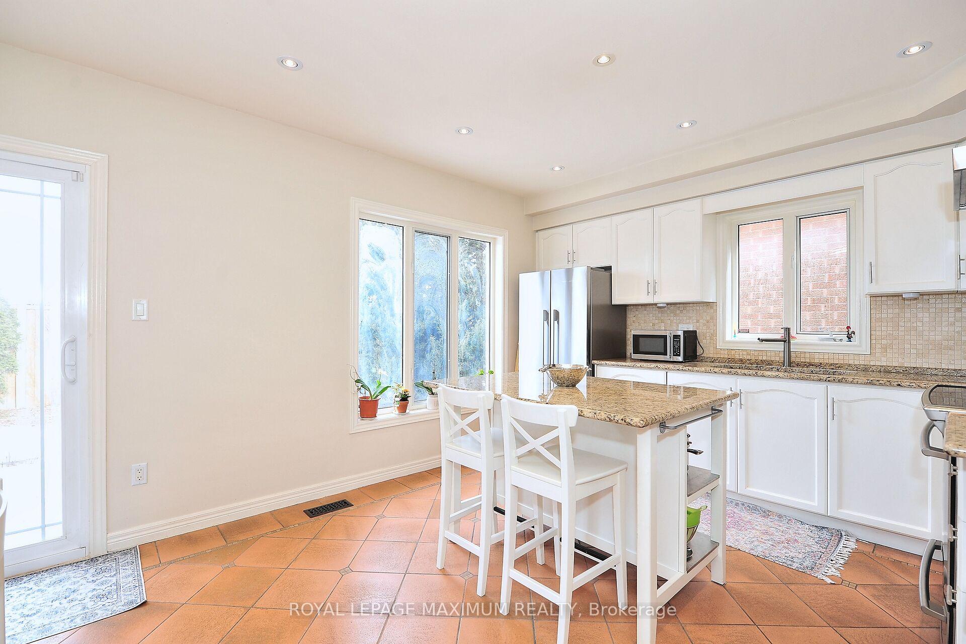 Photo 14 of 81 Thornton Crescent, Vaughan, Maple — HOMEH