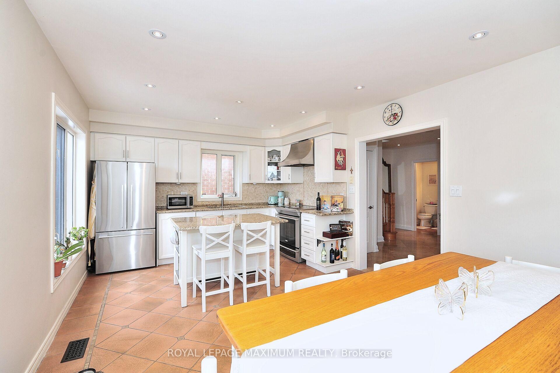 Photo 17 of 81 Thornton Crescent, Vaughan, Maple — HOMEH