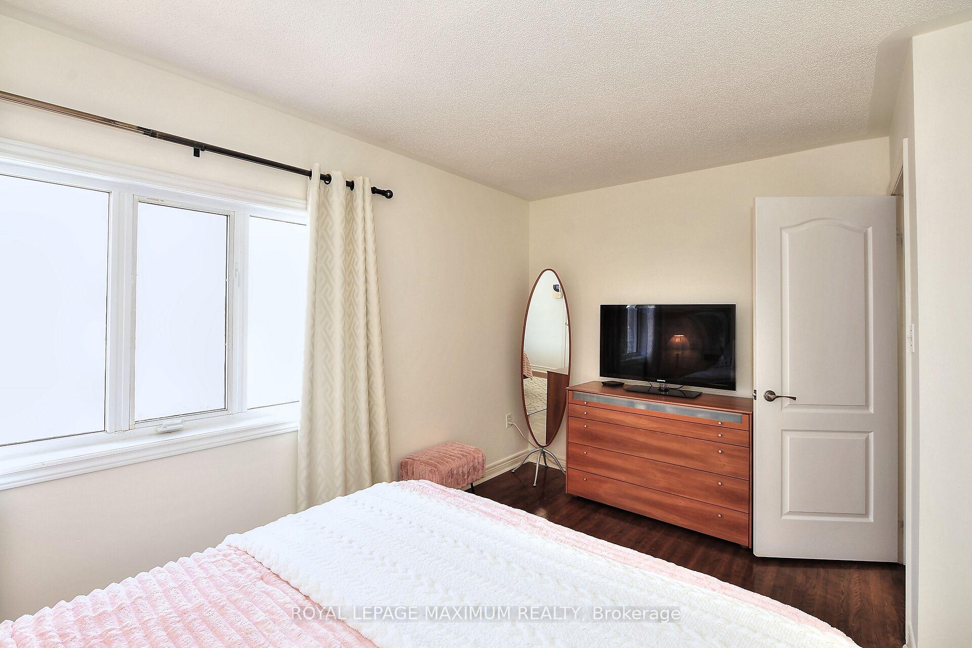 Photo 23 of 81 Thornton Crescent, Vaughan, Maple — HOMEH