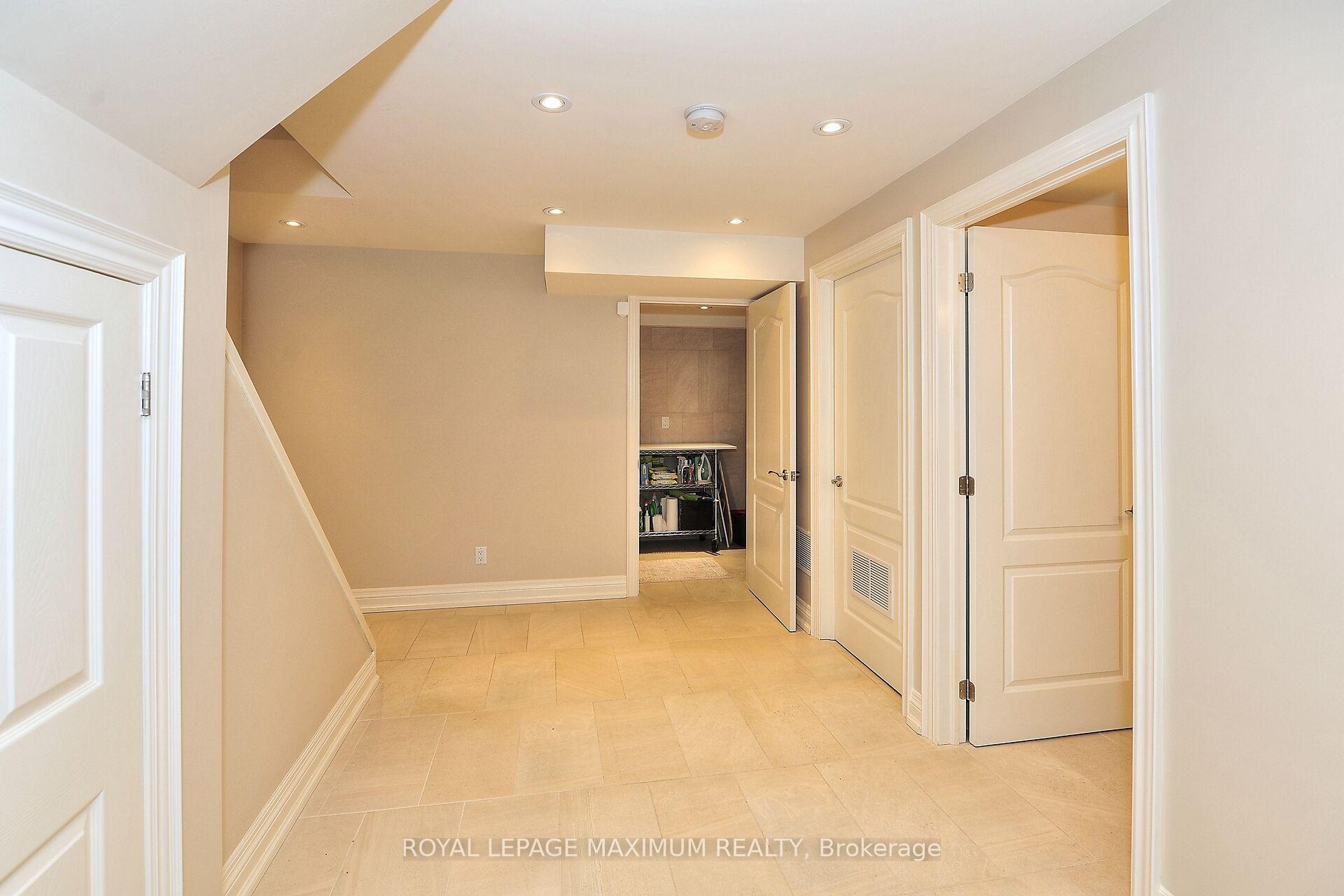 Photo 32 of 81 Thornton Crescent, Vaughan, Maple — HOMEH