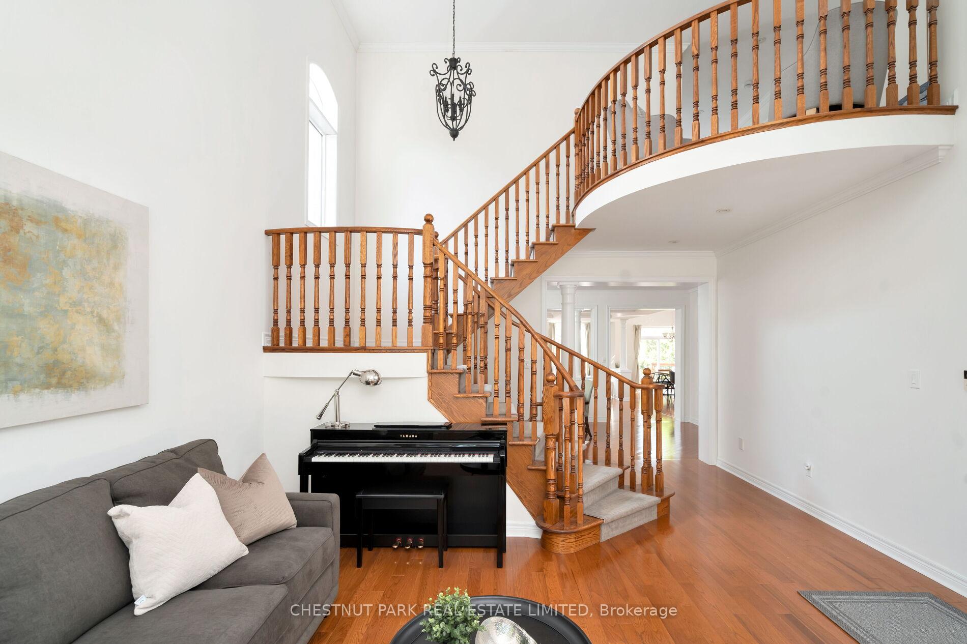 Photo 5 of 401 Carnwith Drive E, Whitby, Brooklin — HOMEH